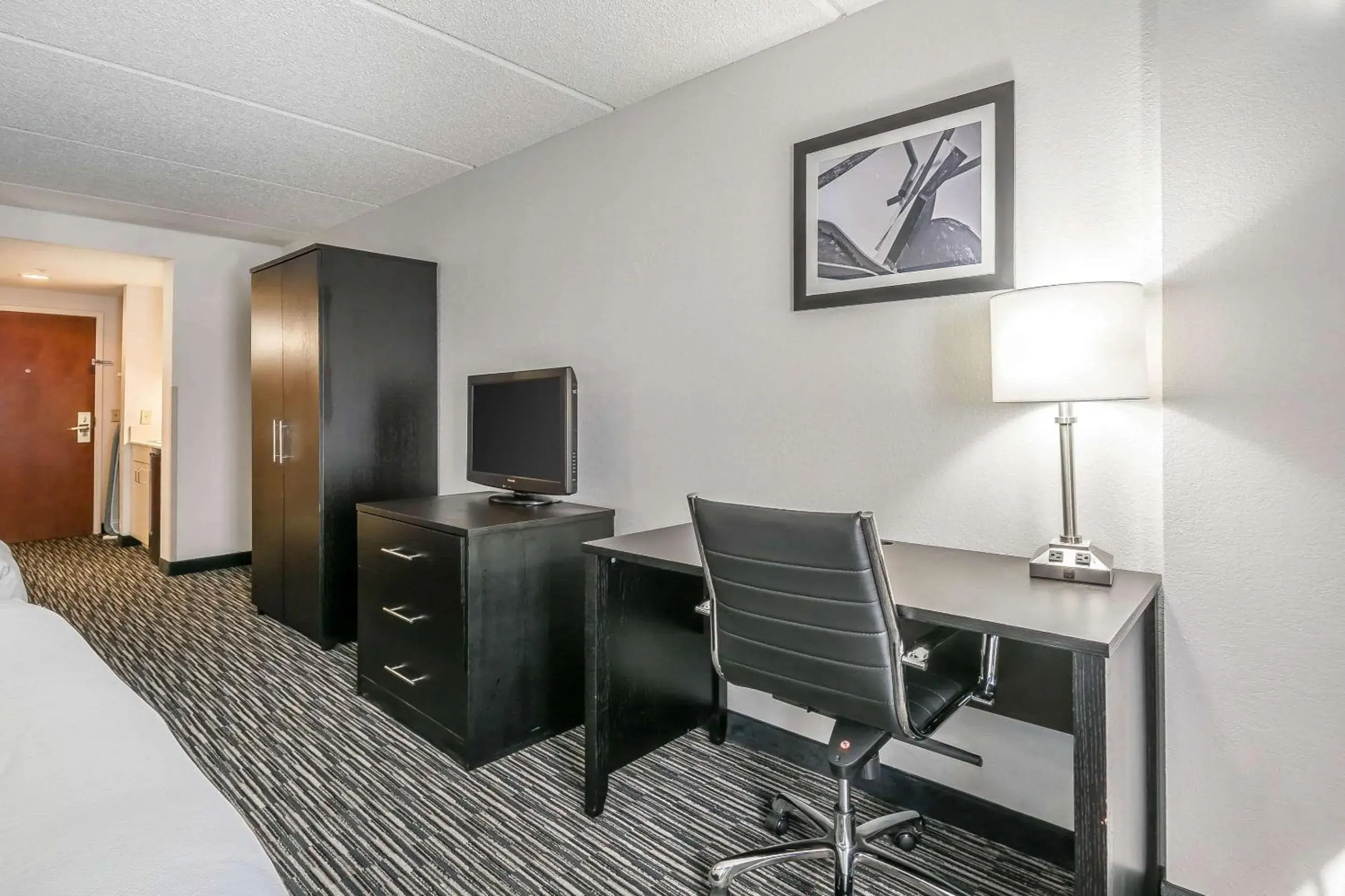 Photo of the whole room, Bed in Comfort Inn University Photo of the whole room, Bed in Comfort Inn University