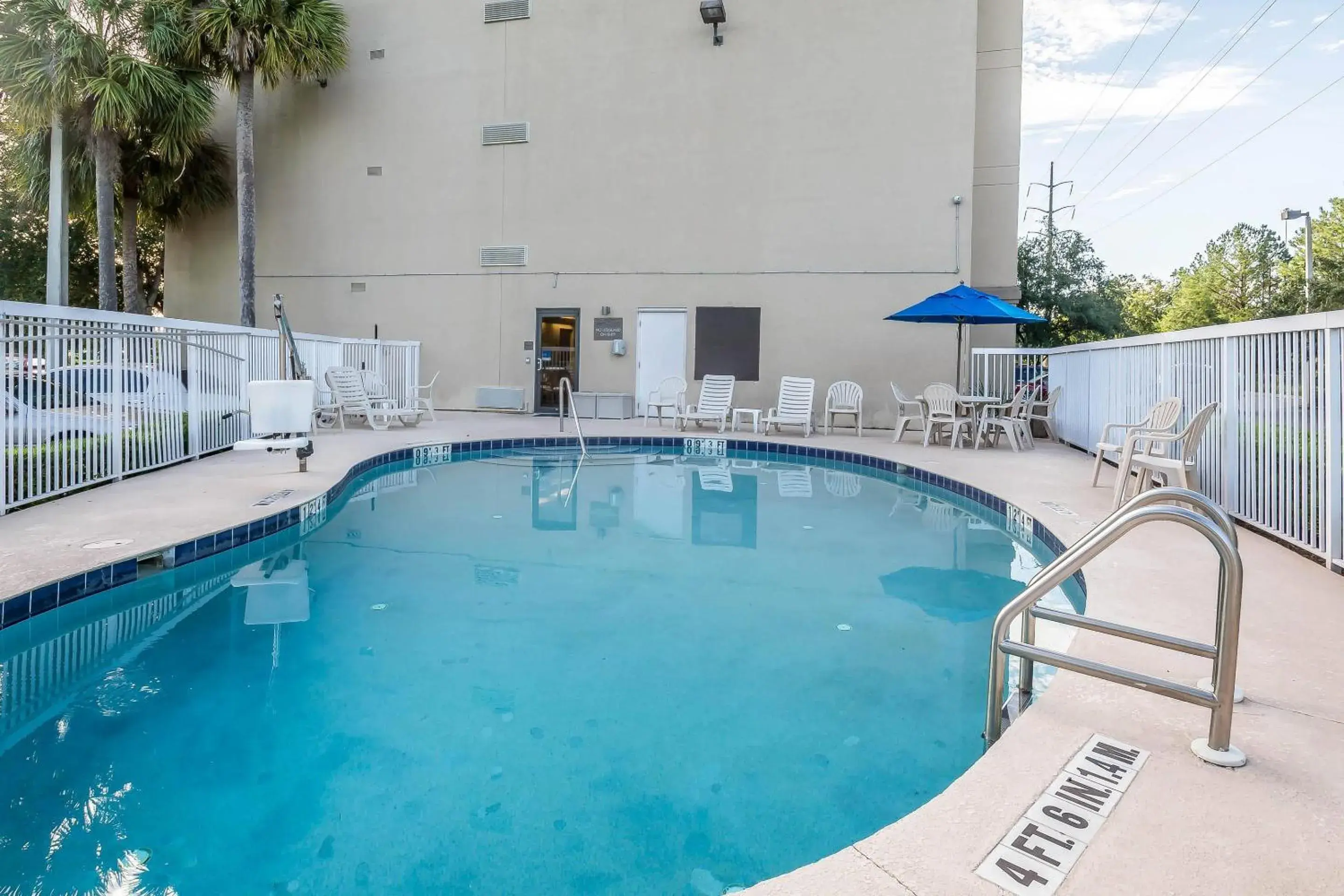 Swimming pool in Comfort Inn University Swimming pool in Comfort Inn University