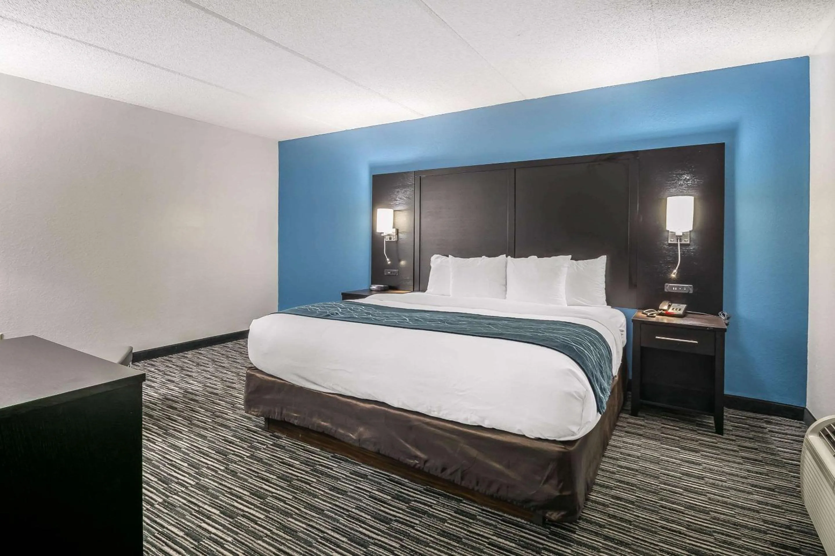 Photo of the whole room, Bed in Comfort Inn University