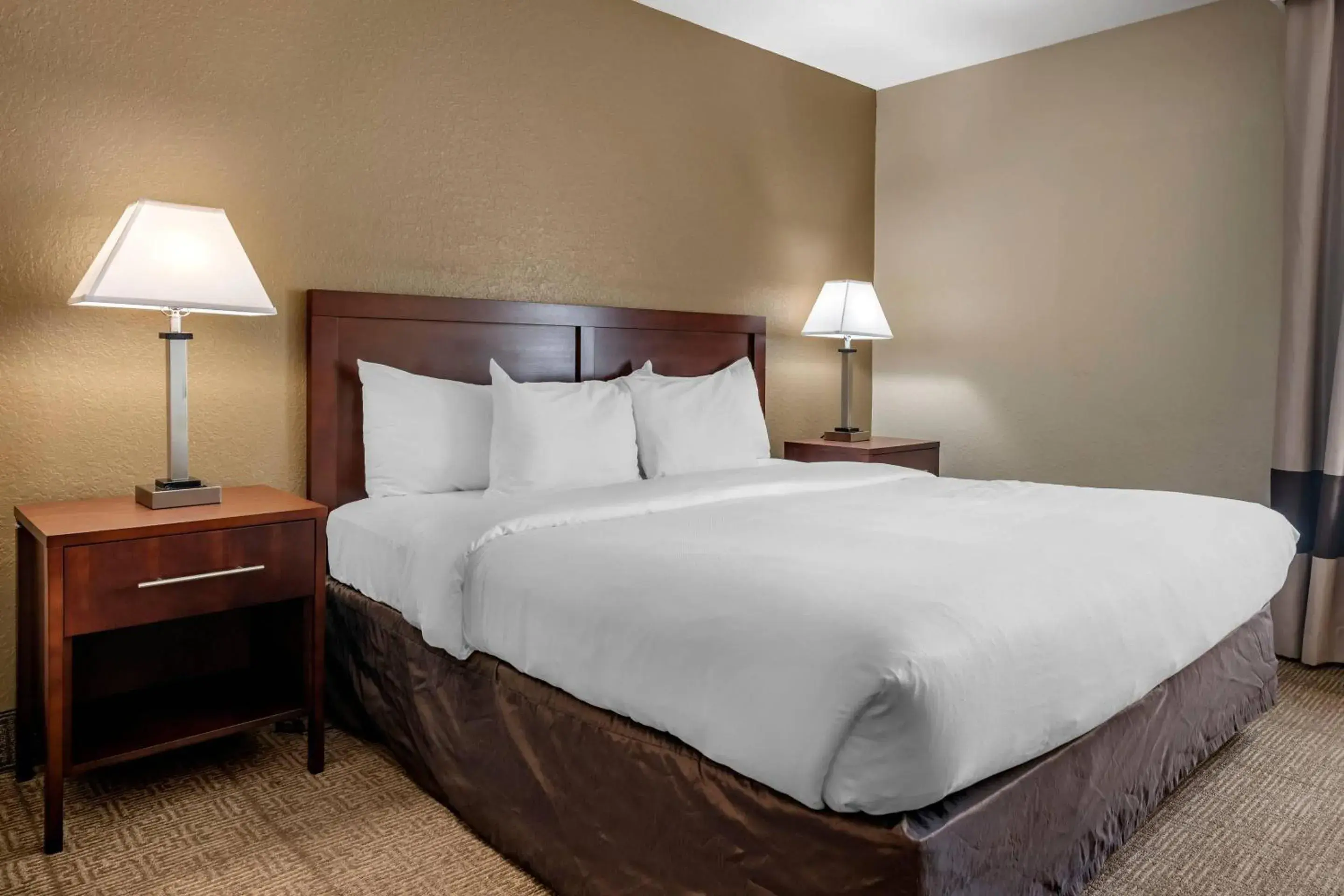 Bedroom, Bed in Comfort Inn & Suites DeLand - near University Bedroom, Bed in Comfort Inn & Suites DeLand - near University