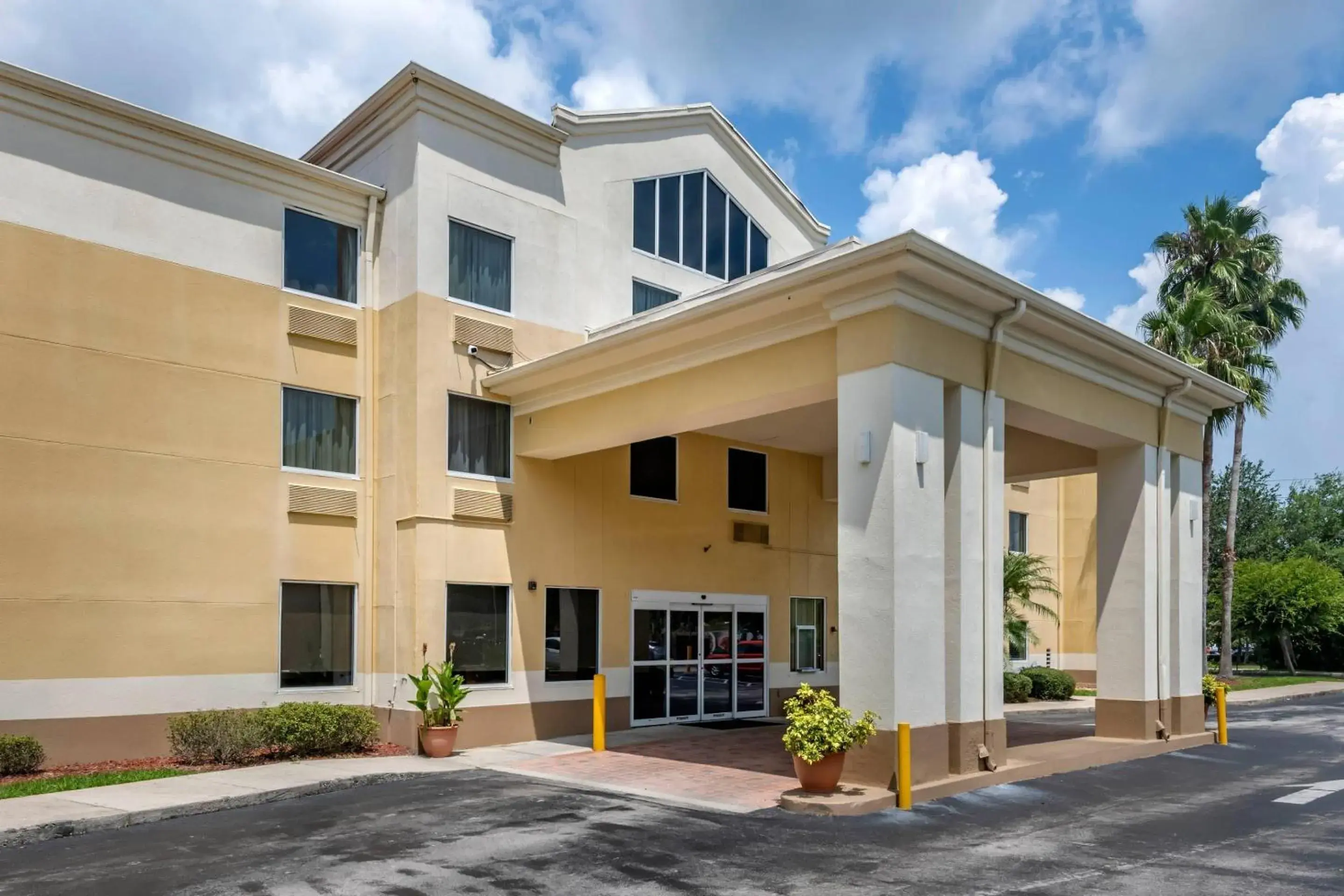 Property building in Comfort Inn & Suites DeLand - near University Property building in Comfort Inn & Suites DeLand - near University