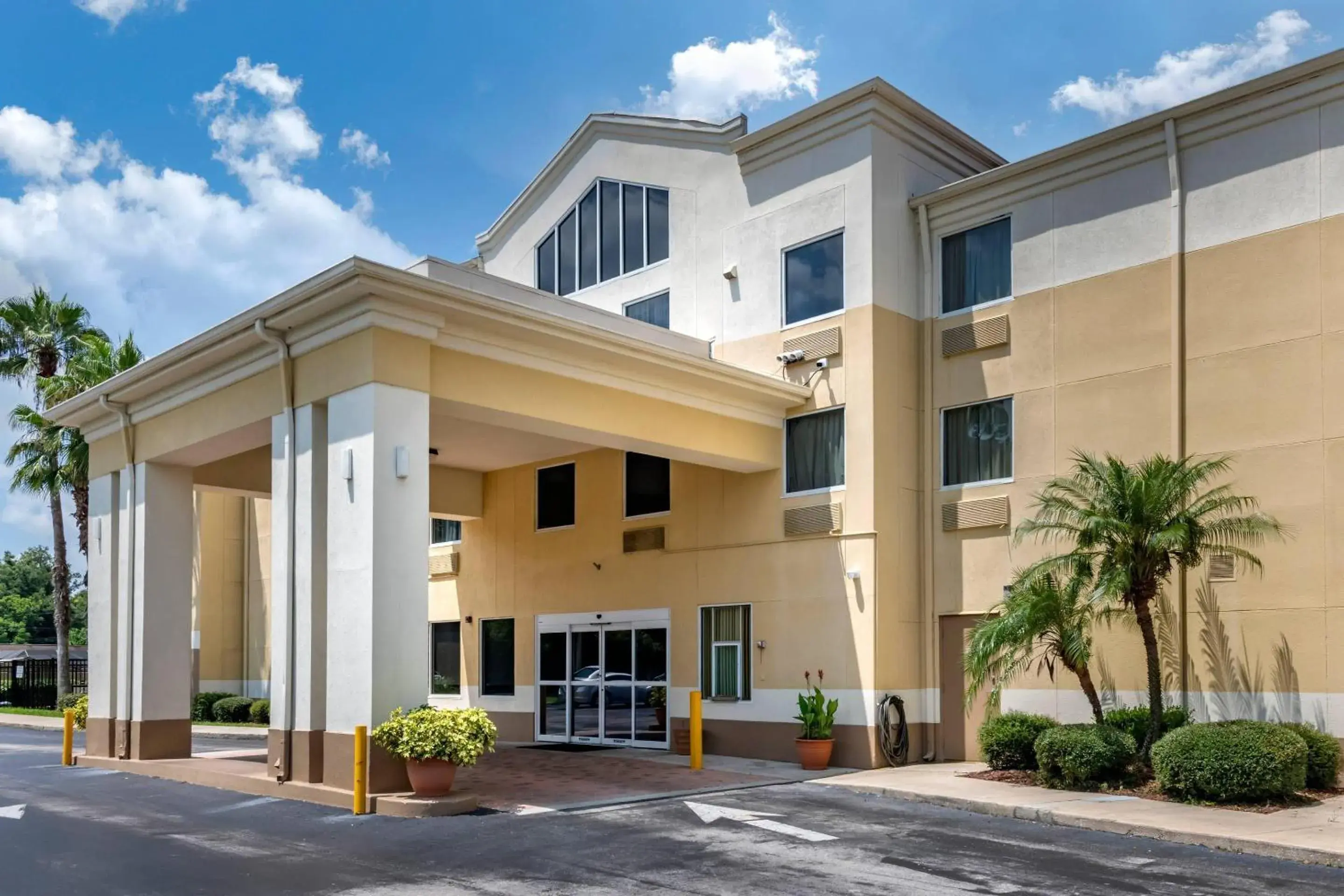 Property building in Comfort Inn & Suites DeLand - near University Property building in Comfort Inn & Suites DeLand - near University