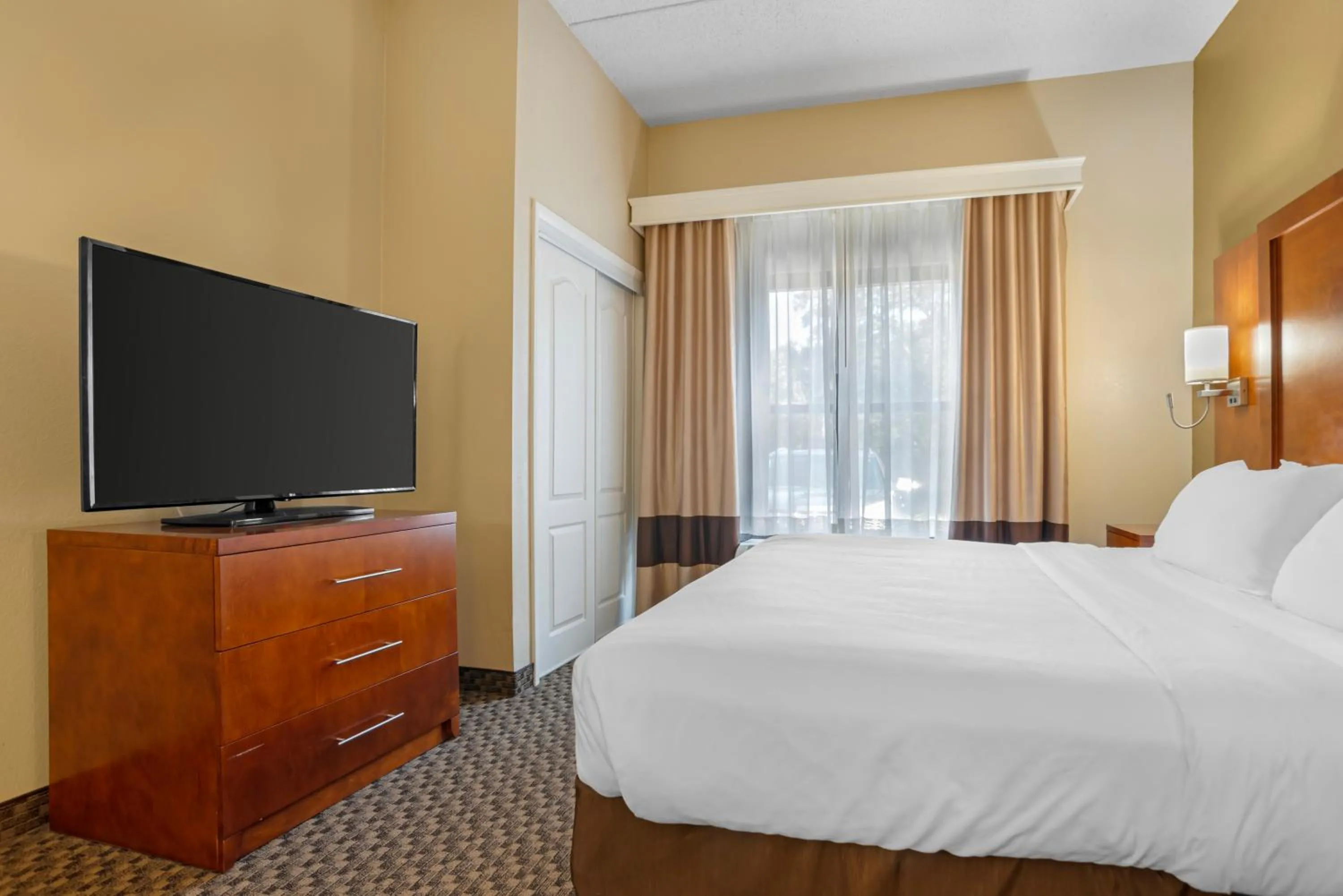 Bed in Comfort Suites Tallahassee Capitol - University Area