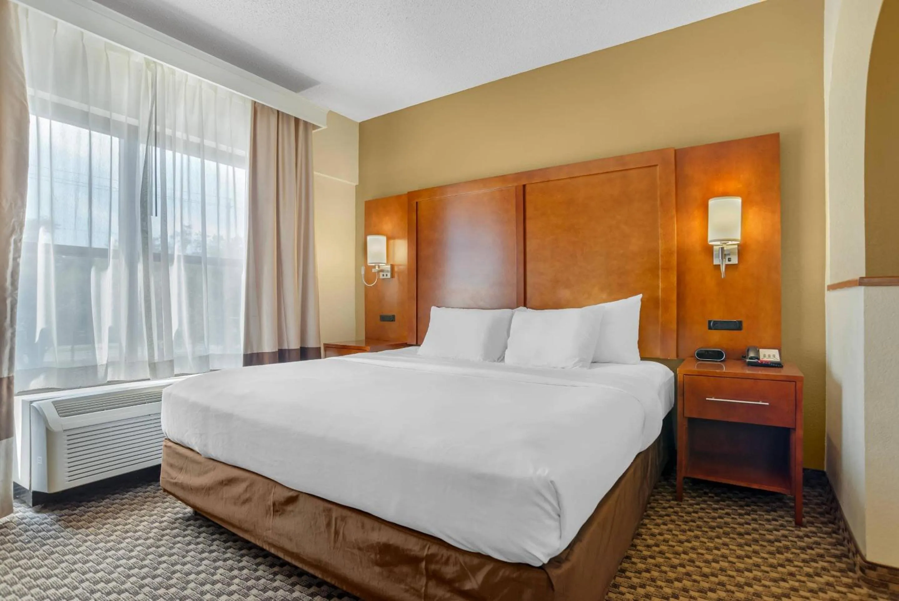 Bedroom, Bed in Comfort Suites Tallahassee Capitol - University Area