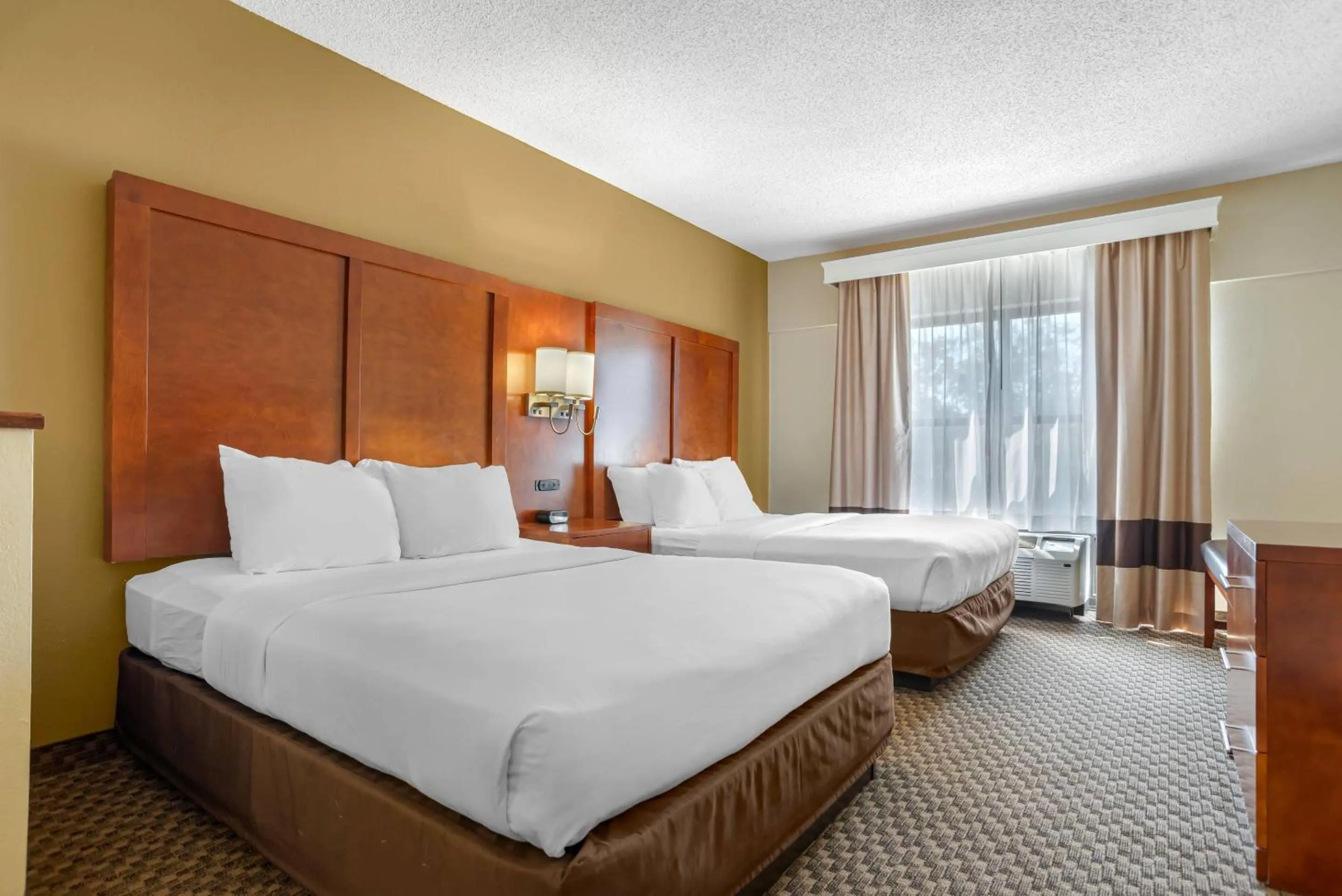 Bedroom, Bed in Comfort Suites Tallahassee Capitol - University Area