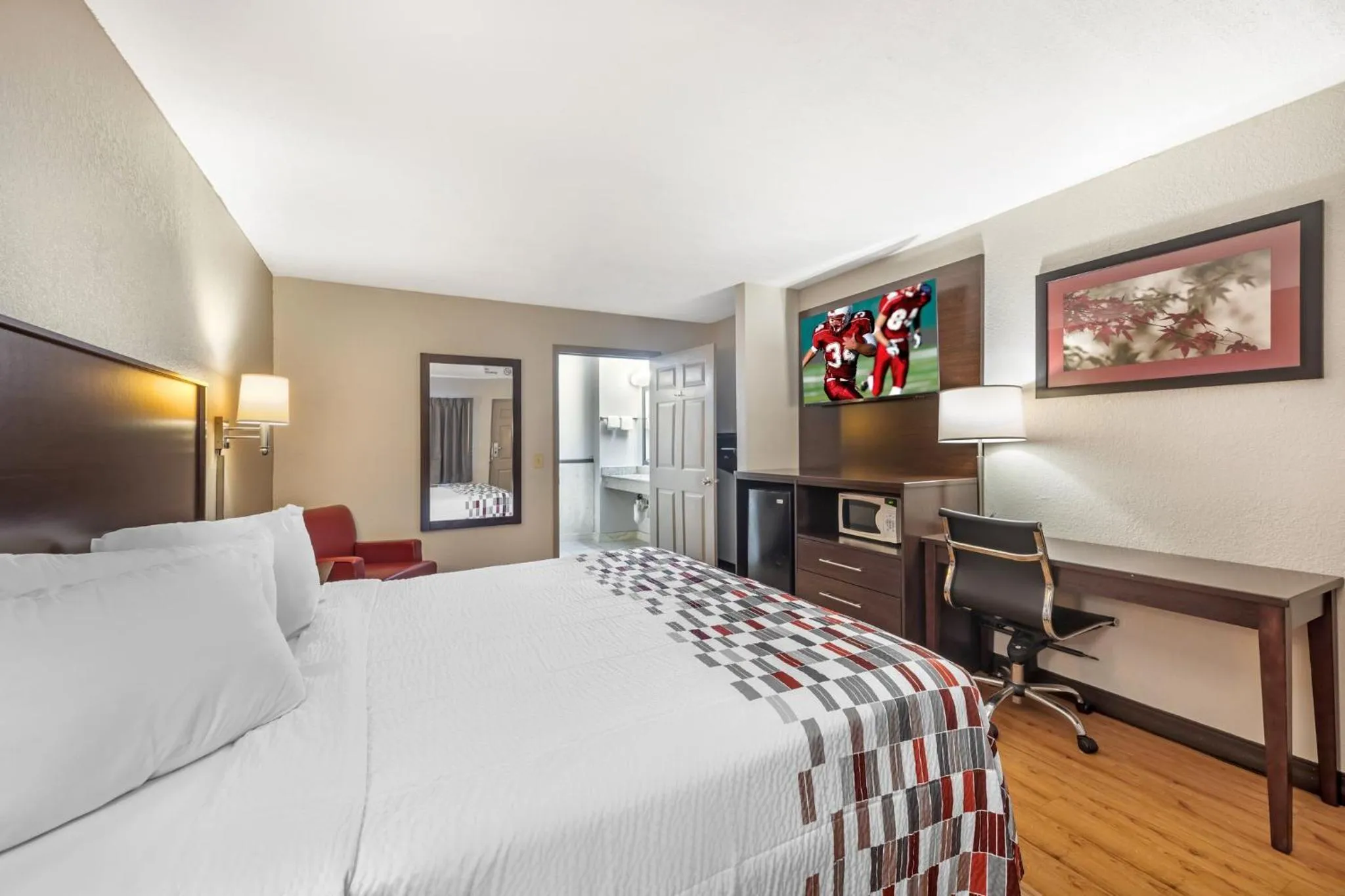 Photo of the whole room, Bed in Red Roof Inn Ft Pierce