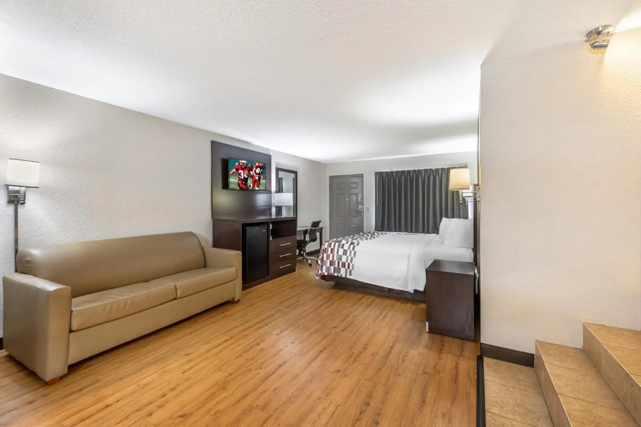 Photo of the whole room, Bed in Red Roof Inn Ft Pierce