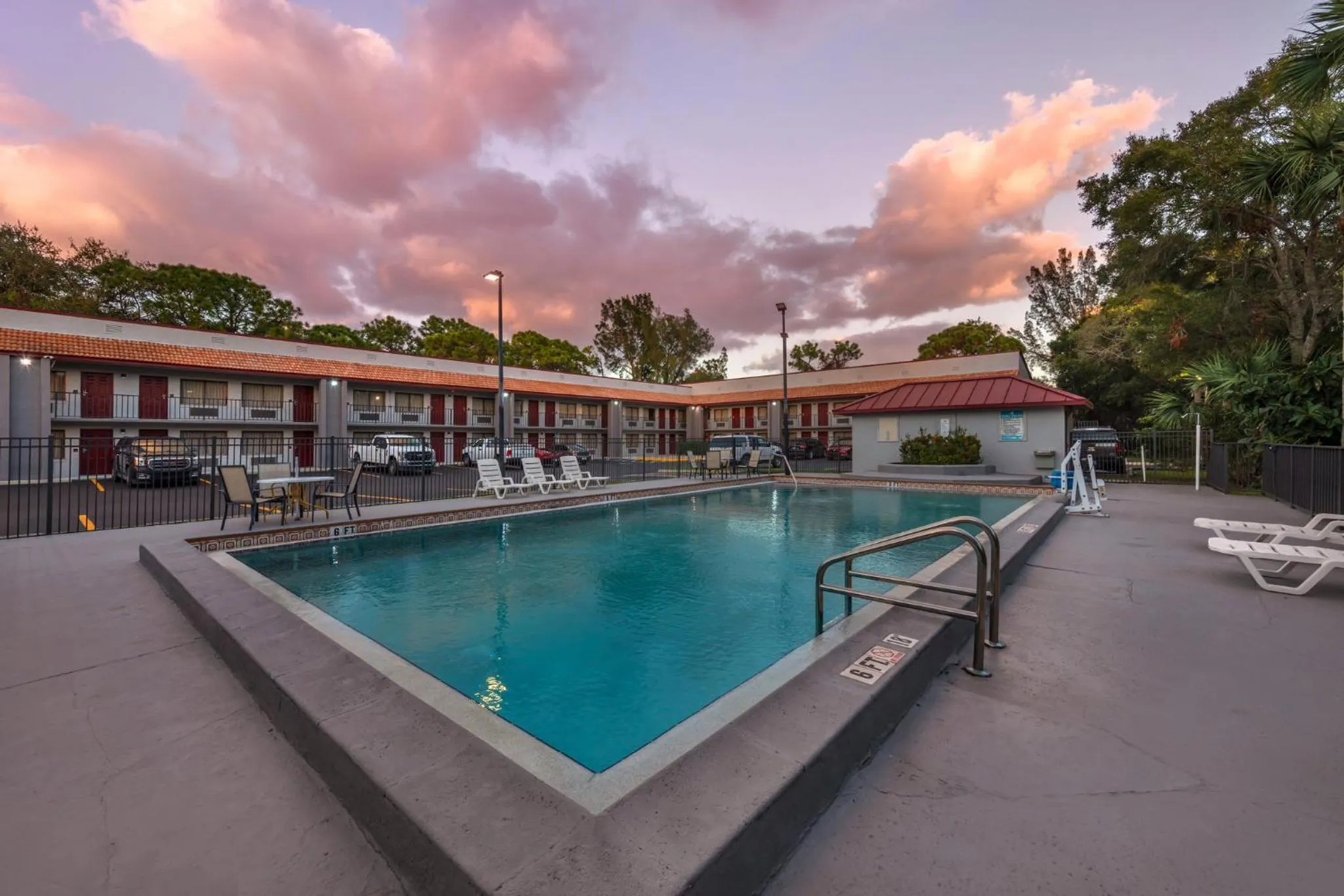 Swimming pool in Red Roof Inn Ft Pierce