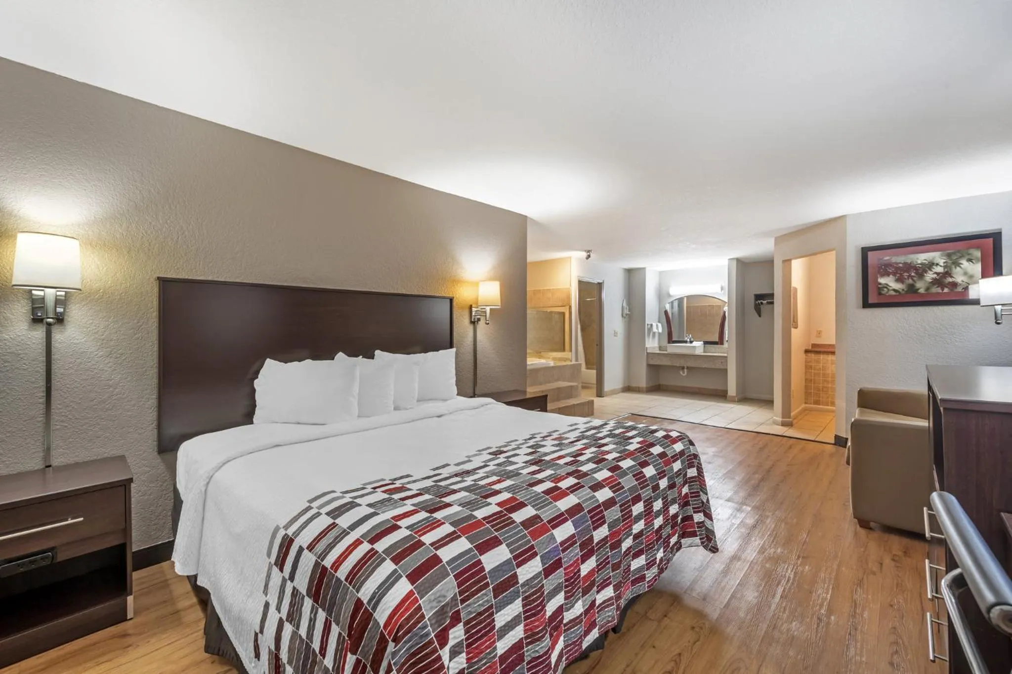 Photo of the whole room, Bed in Red Roof Inn Ft Pierce