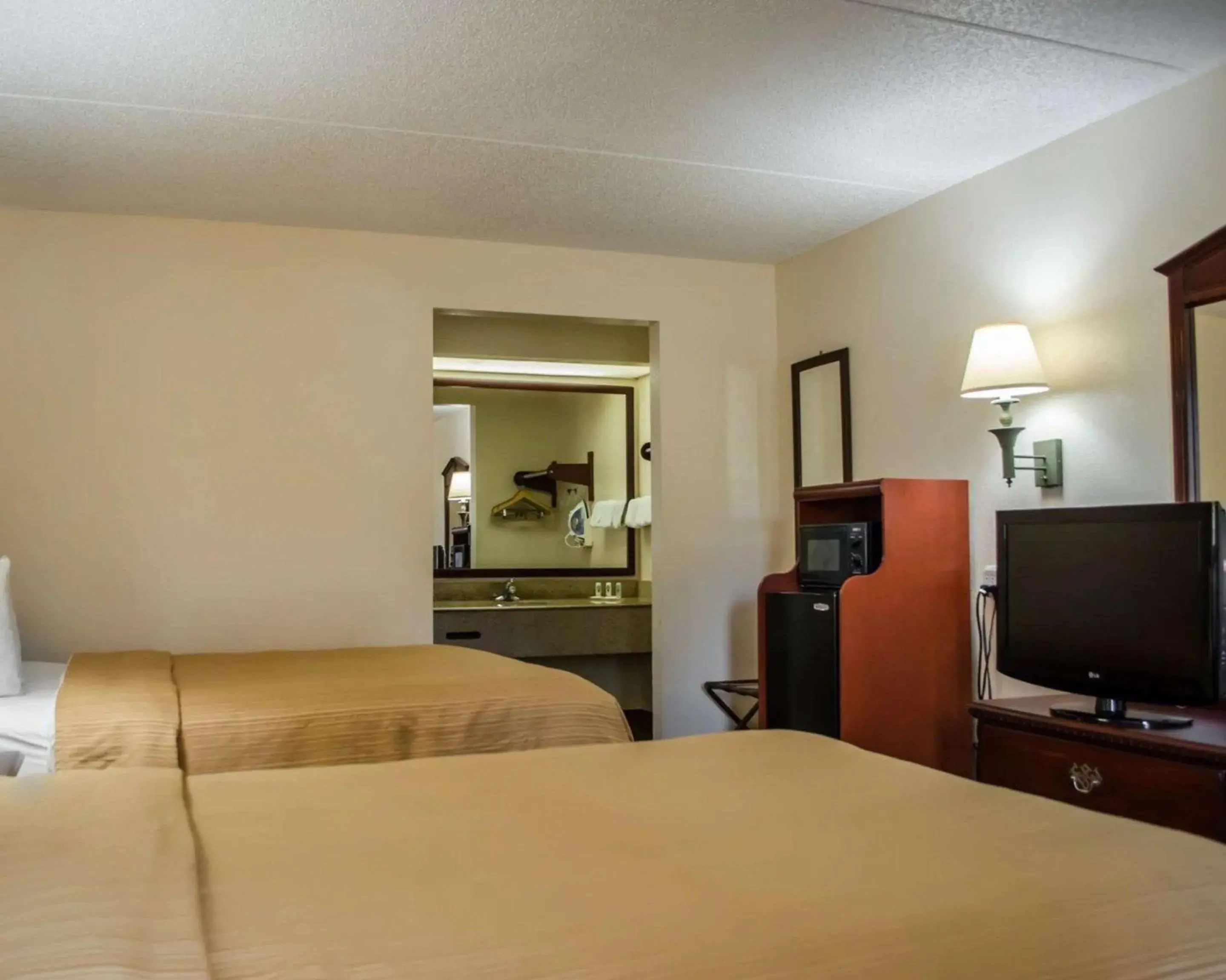 Photo of the whole room, Bed in Quality Inn Crystal River Photo of the whole room, Bed in Quality Inn Crystal River