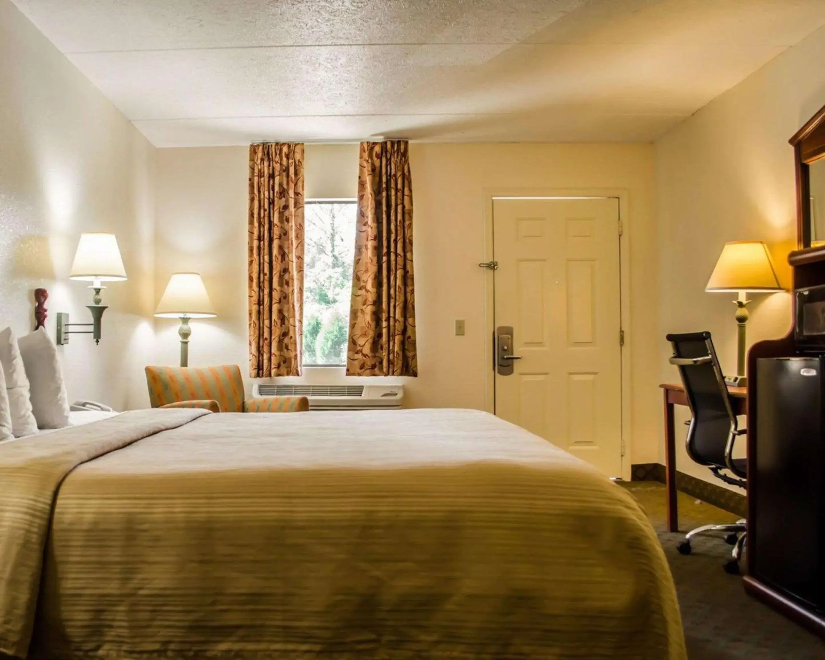 Photo of the whole room, Bed in Quality Inn Crystal River Photo of the whole room, Bed in Quality Inn Crystal River