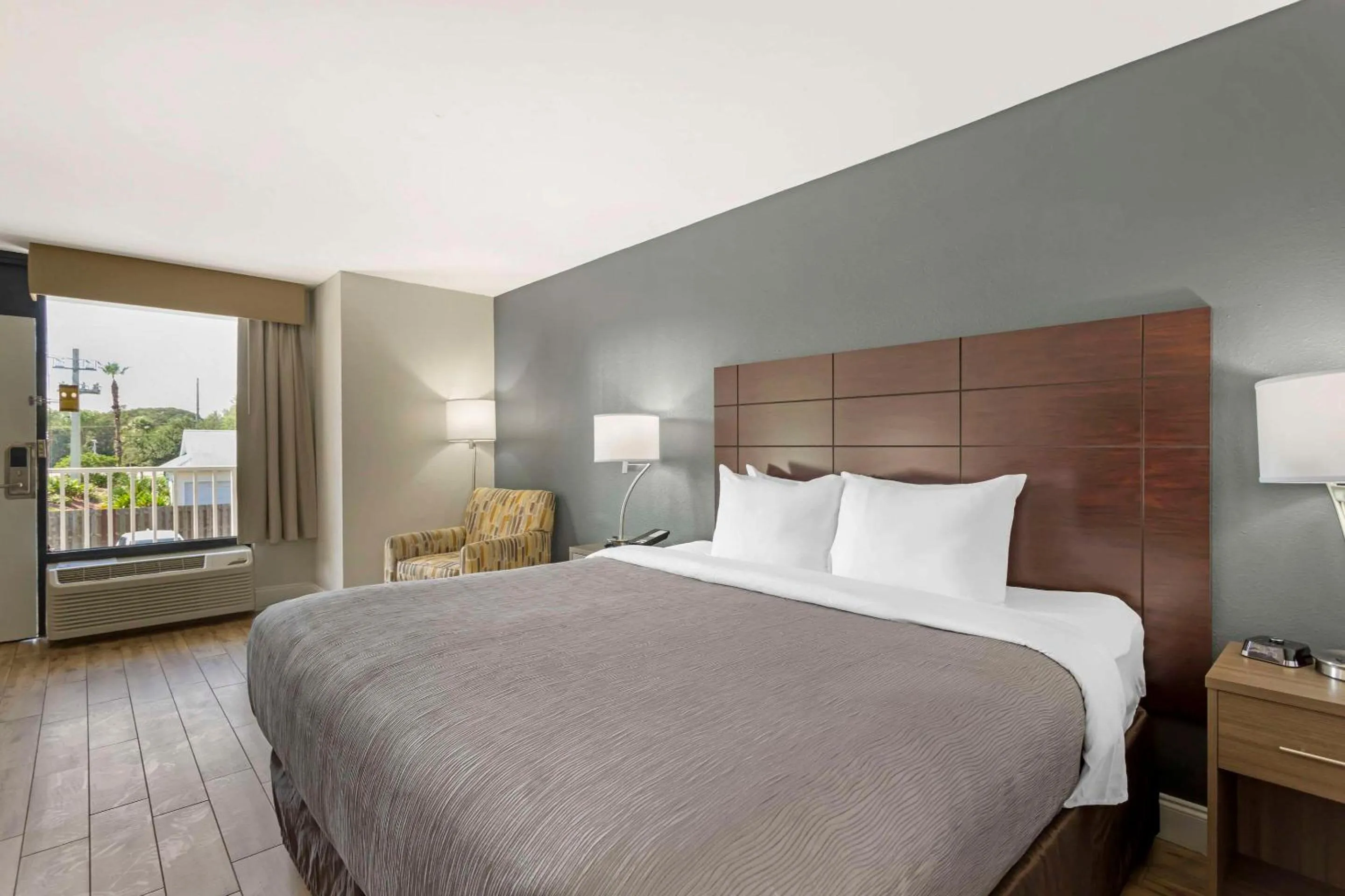 Bedroom, Bed in Quality Inn & Suites St Augustine Beach Area