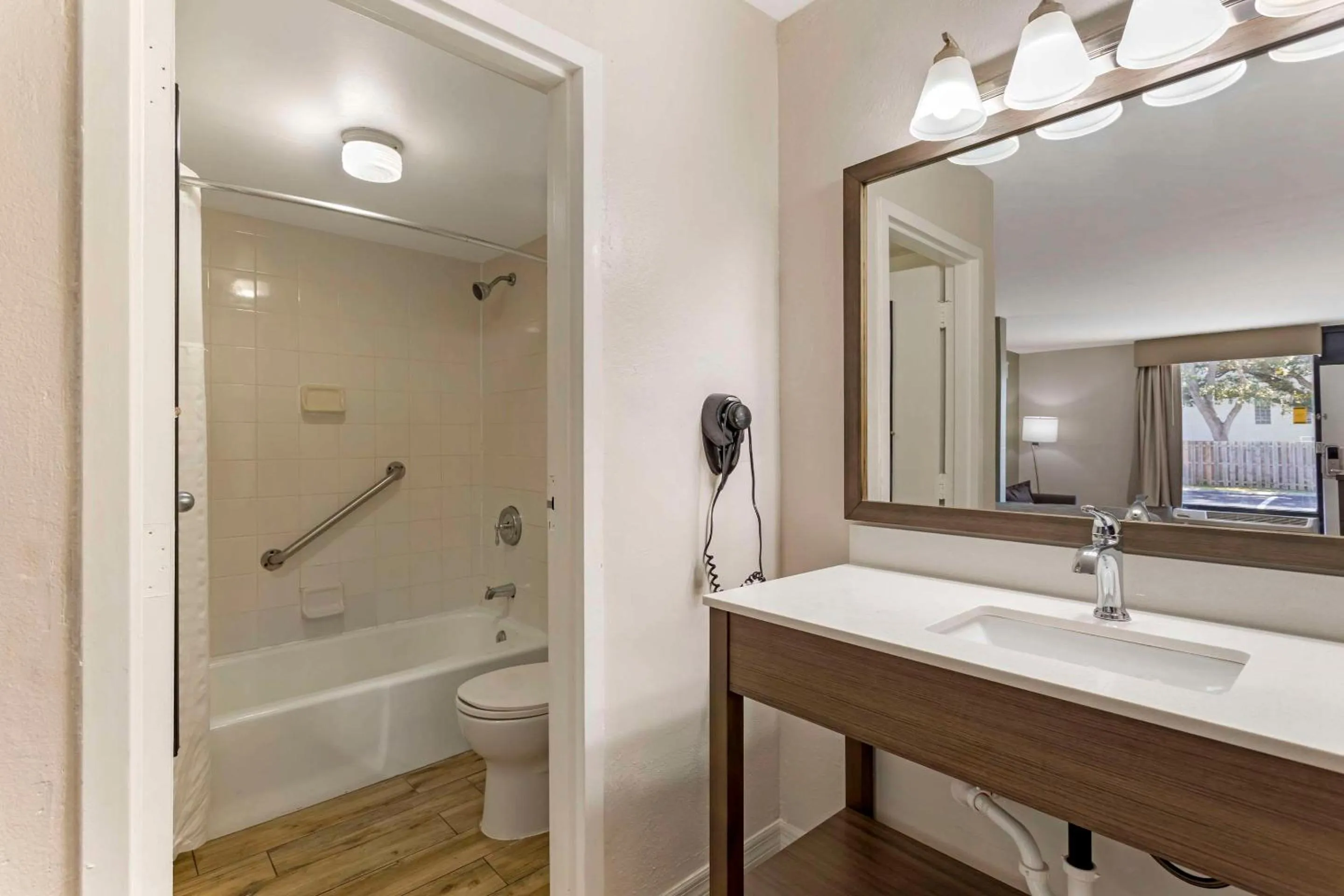 Bedroom in Quality Inn & Suites St Augustine Beach Area