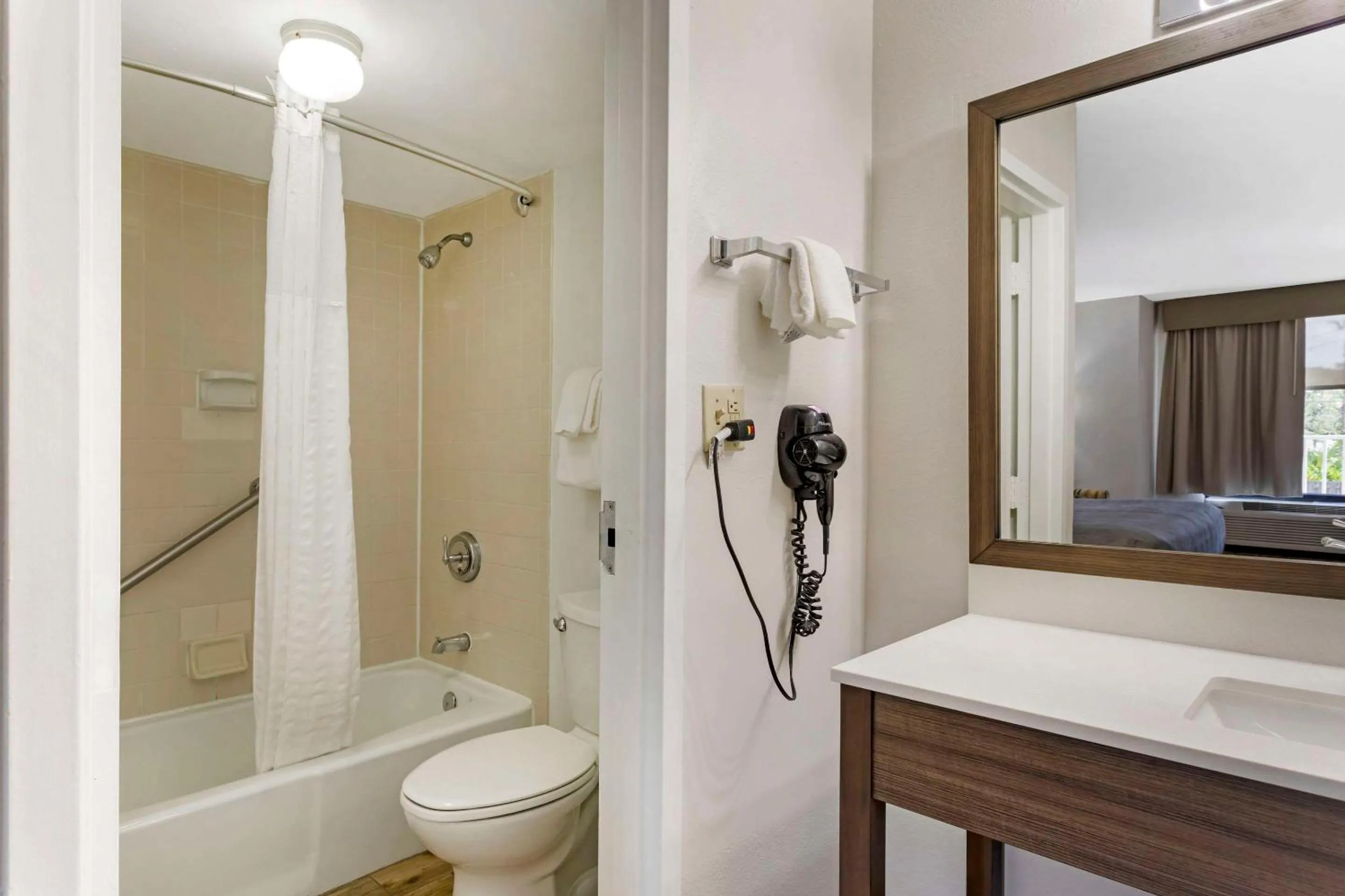 Bedroom in Quality Inn & Suites St Augustine Beach Area