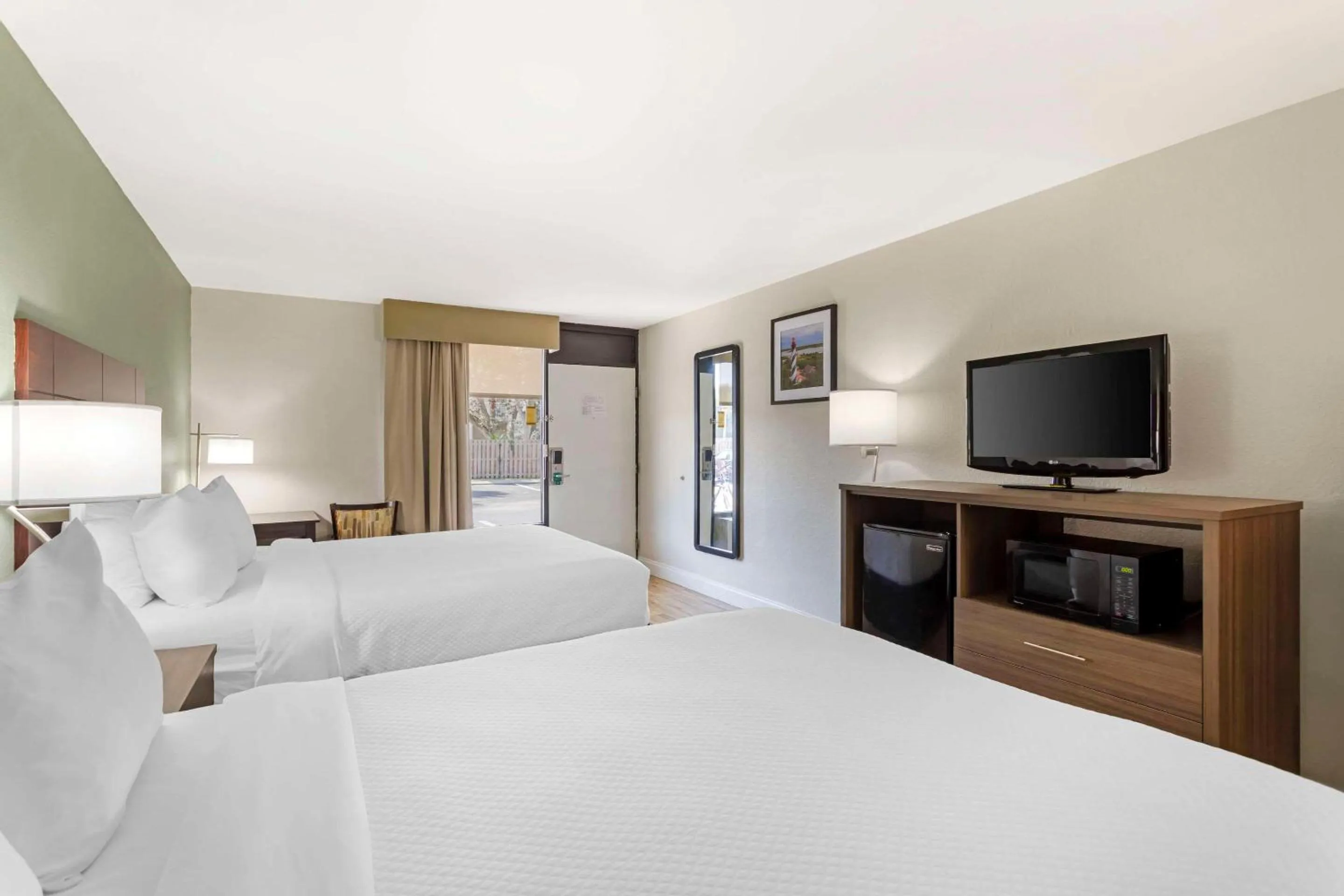 Bedroom, Bed in Quality Inn & Suites St Augustine Beach Area