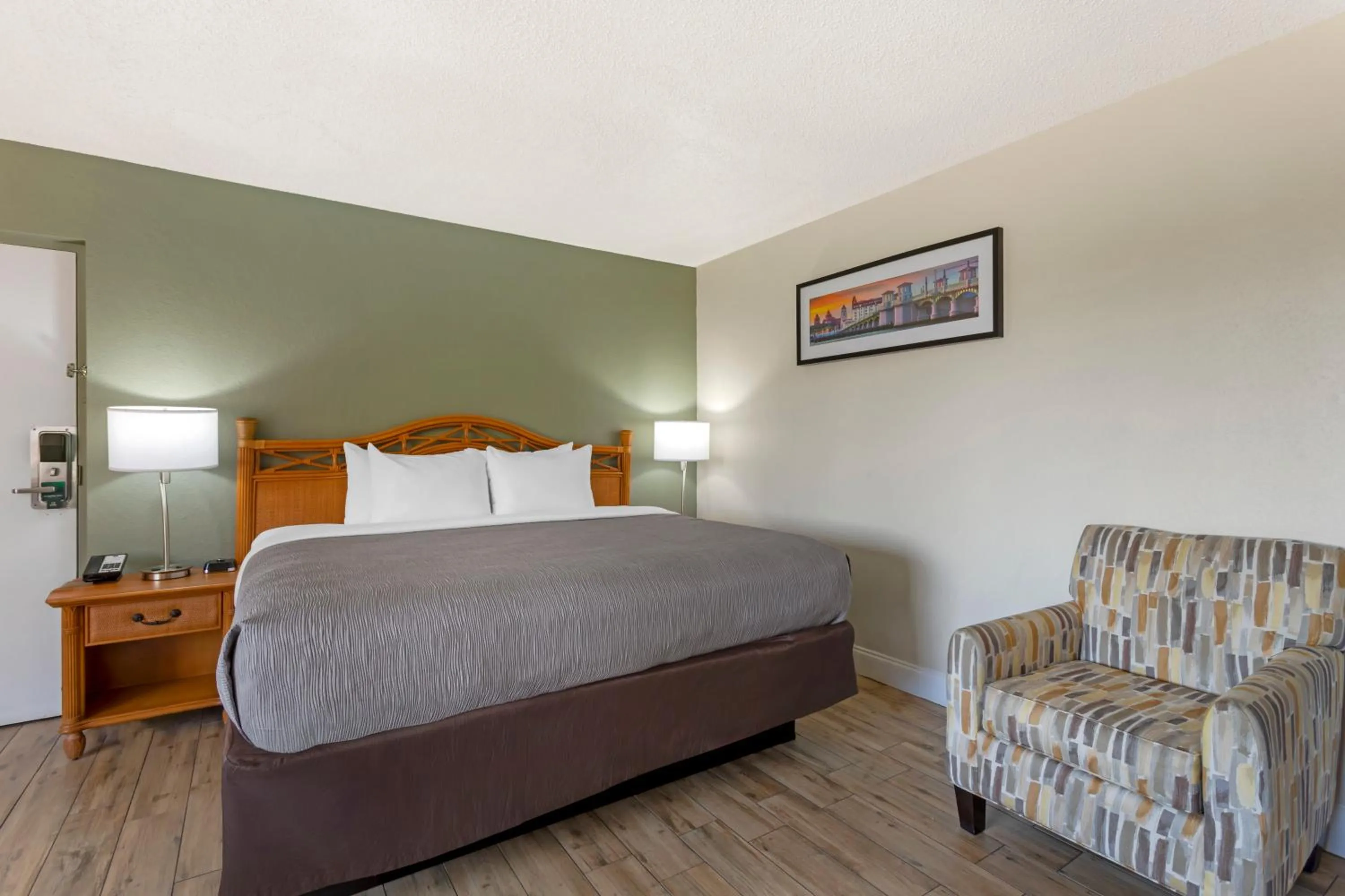 Bedroom, Bed in Quality Inn & Suites St Augustine Beach Area