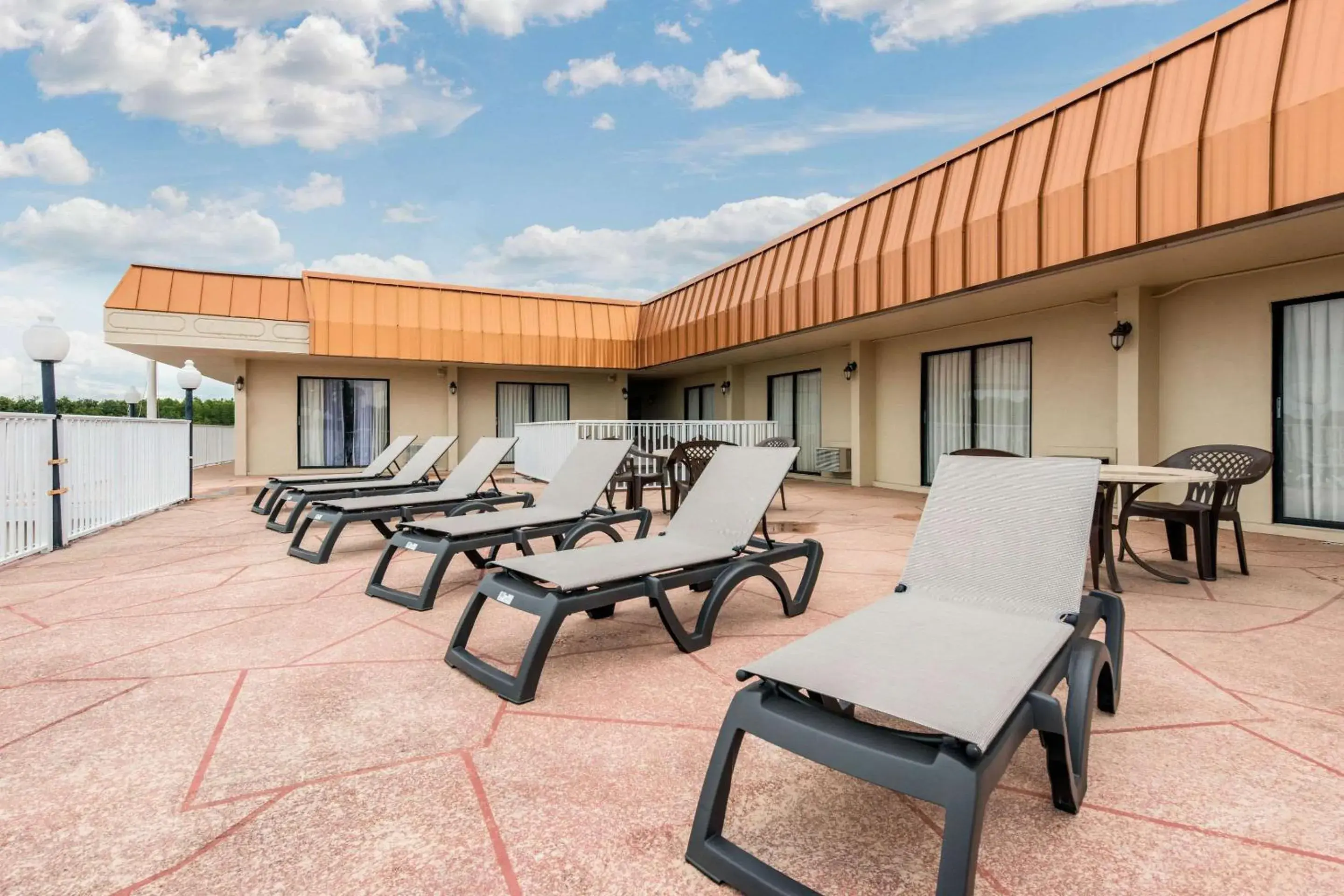 Swimming pool in Quality Inn & Suites Tarpon Springs South Swimming pool in Quality Inn & Suites Tarpon Springs South