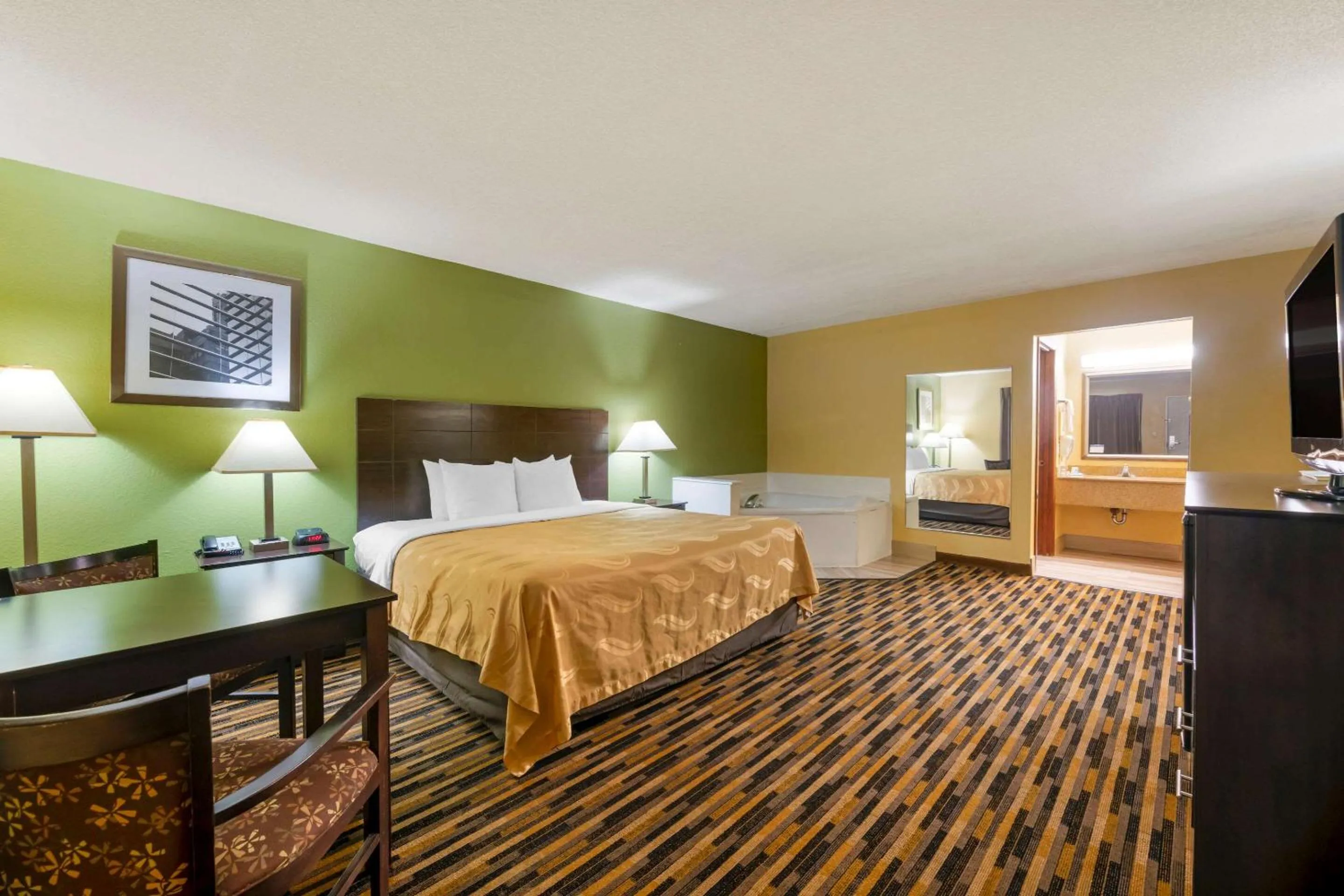 Photo of the whole room, Bed in Quality Inn & Suites Mt Dora North