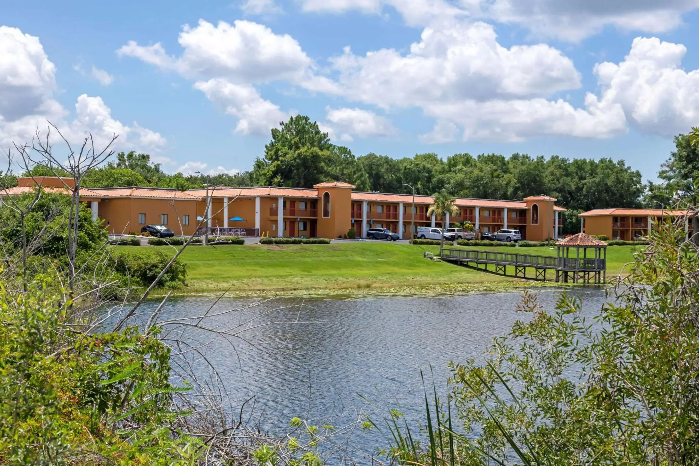 Property building in Quality Inn & Suites Mt Dora North Property building in Quality Inn & Suites Mt Dora North