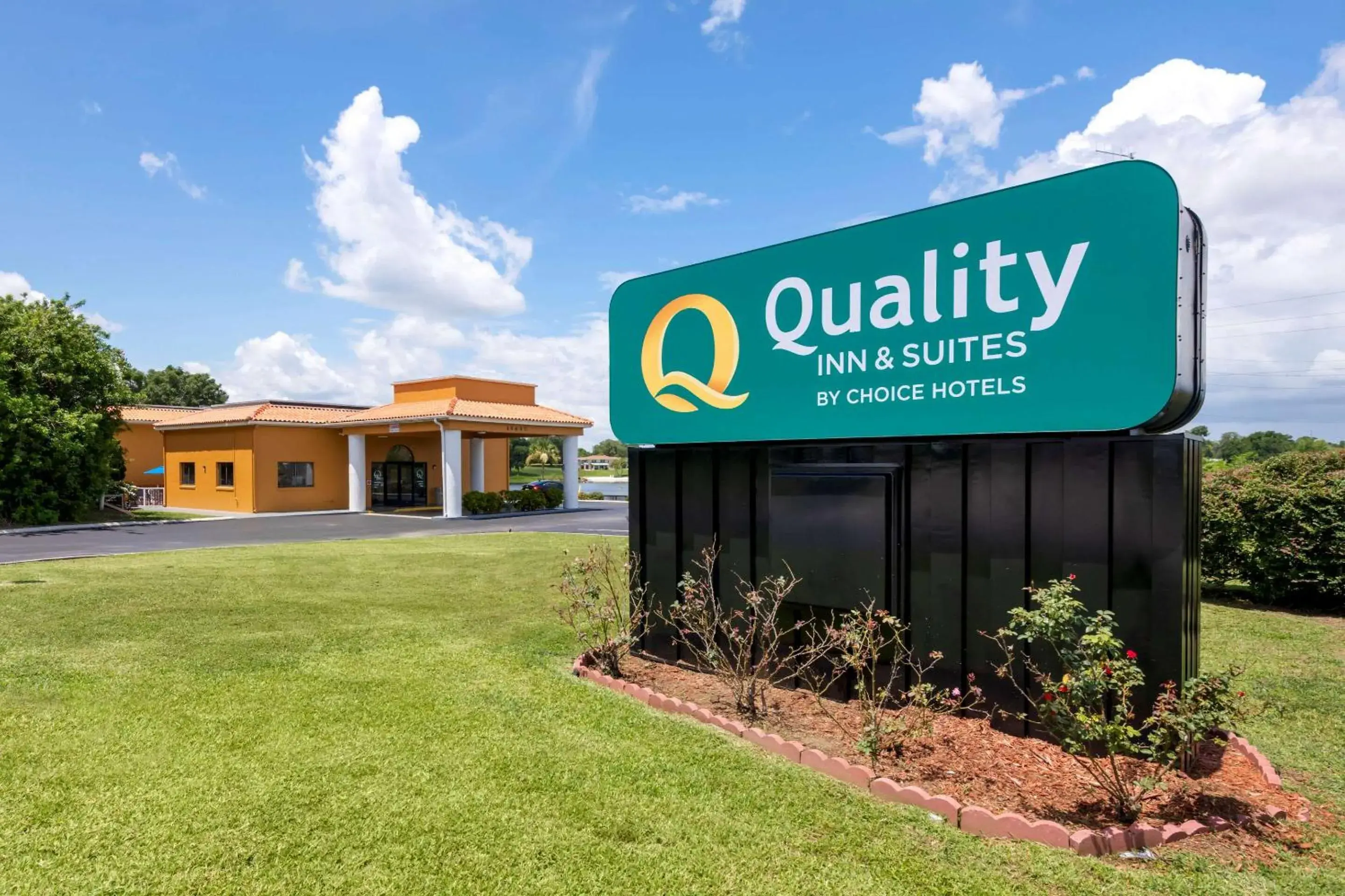 Property building in Quality Inn & Suites Mt Dora North Property building in Quality Inn & Suites Mt Dora North