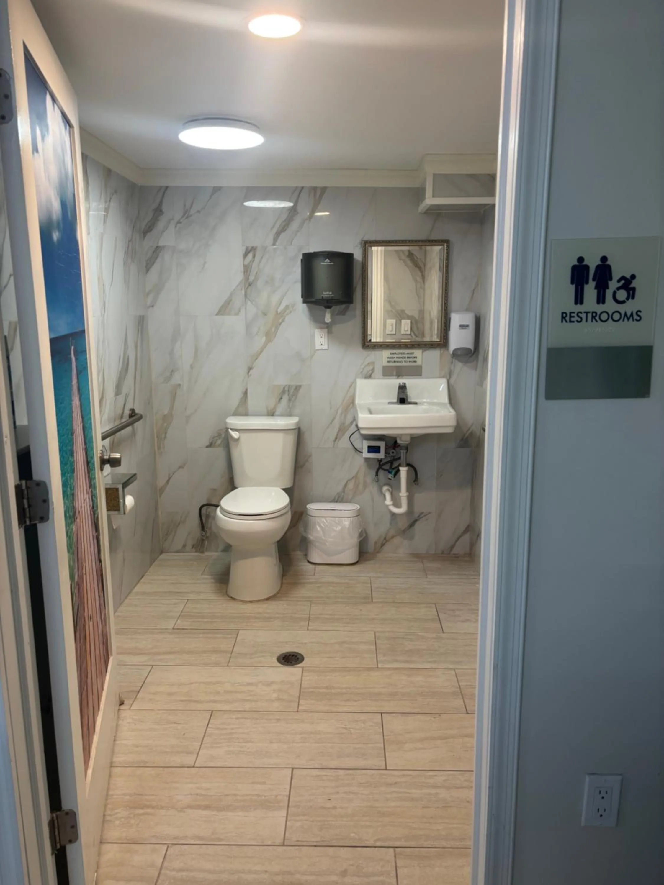 Communal lounge/ TV room in Alachua Inn