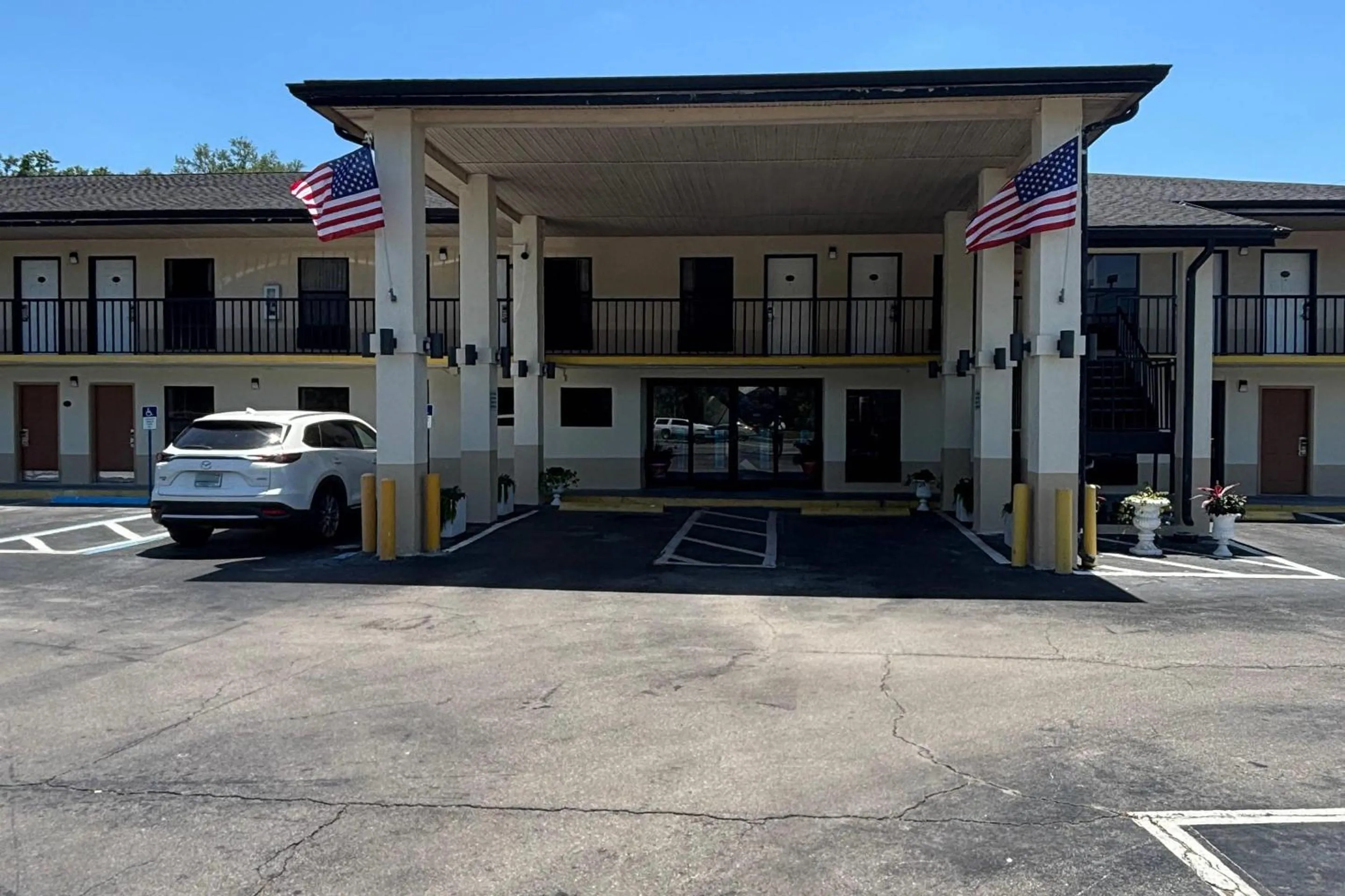 Property building in Alachua Inn