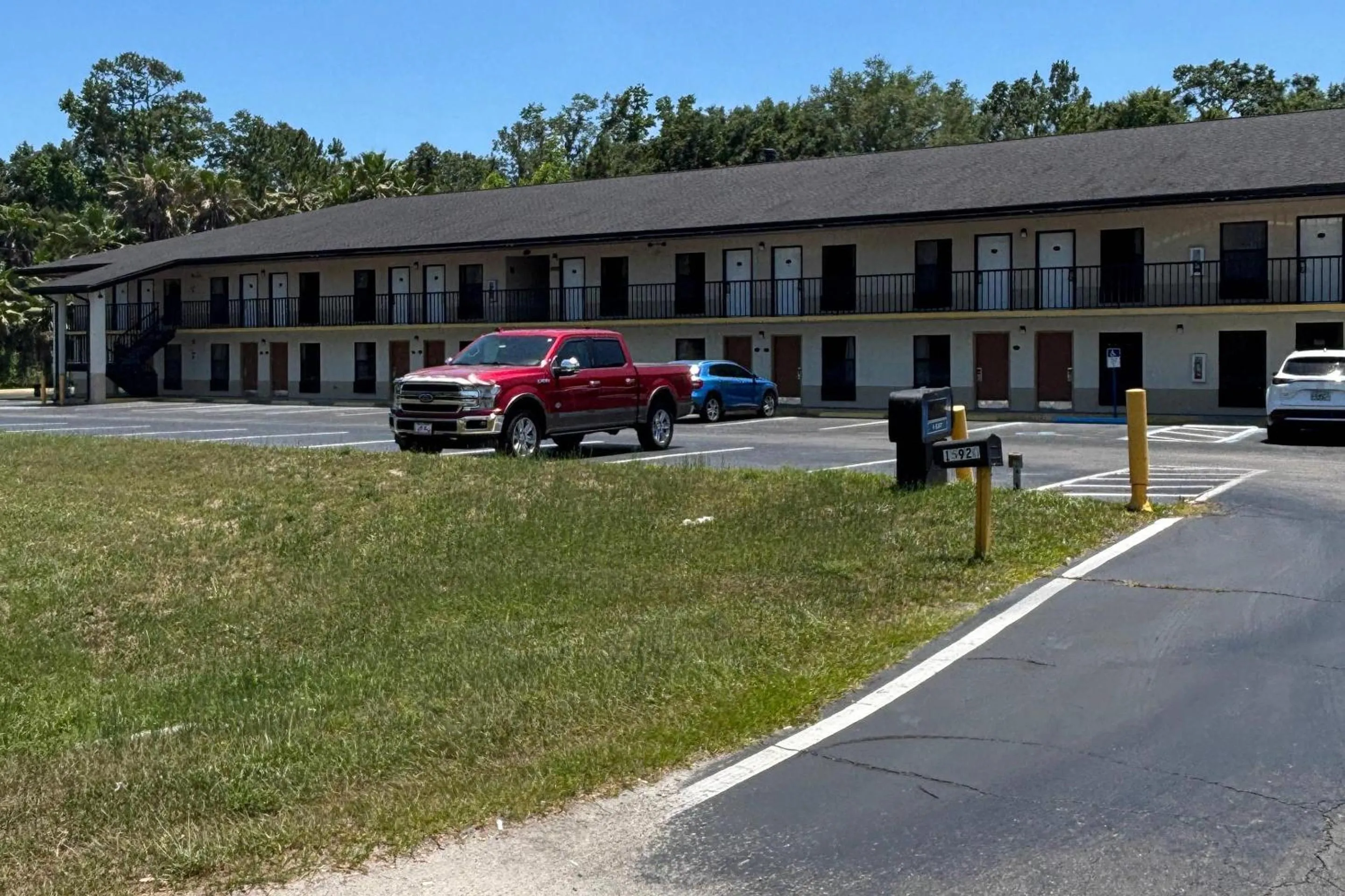 Property building in Alachua Inn