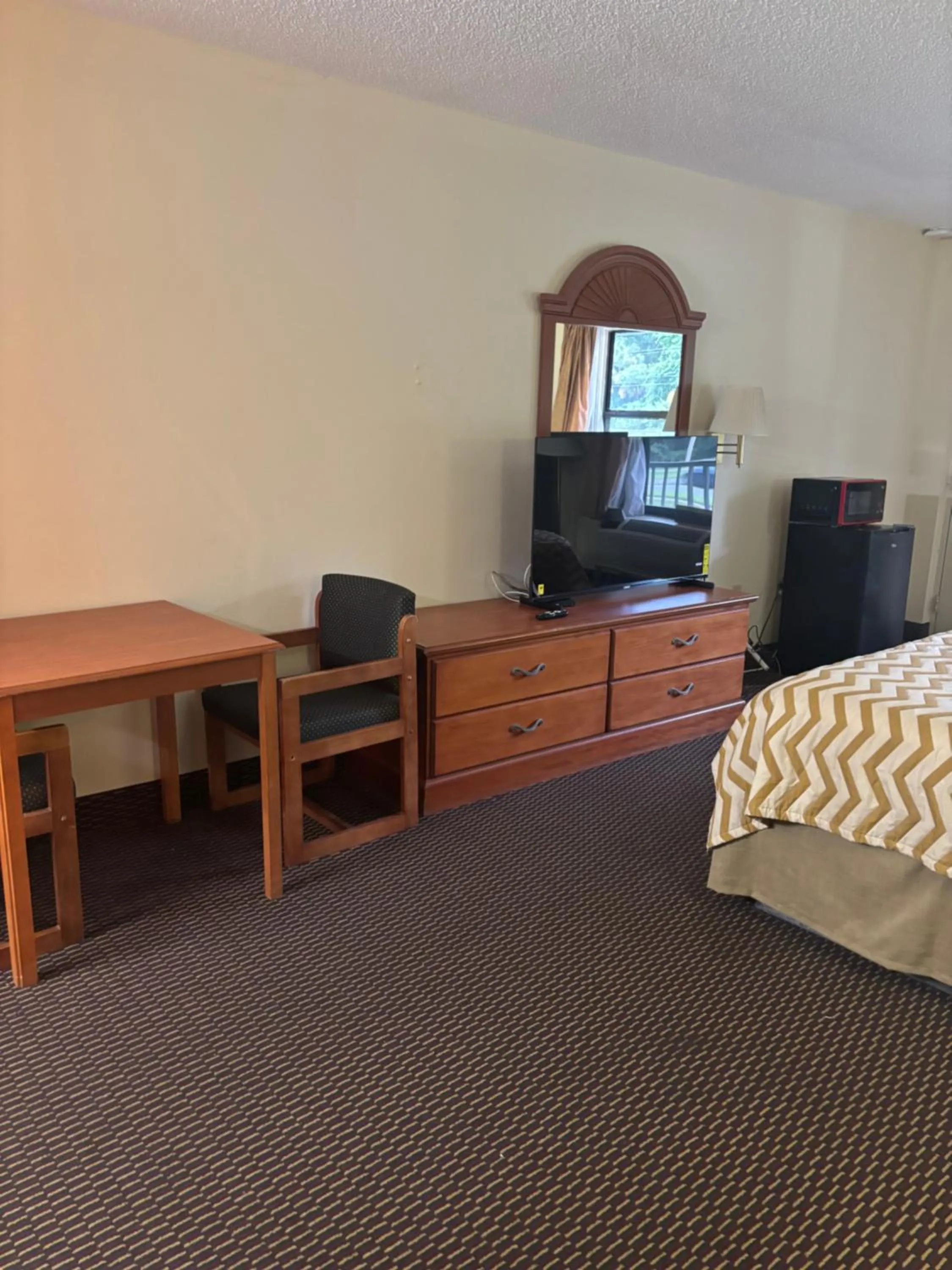 wardrobe, Bed in Alachua Inn