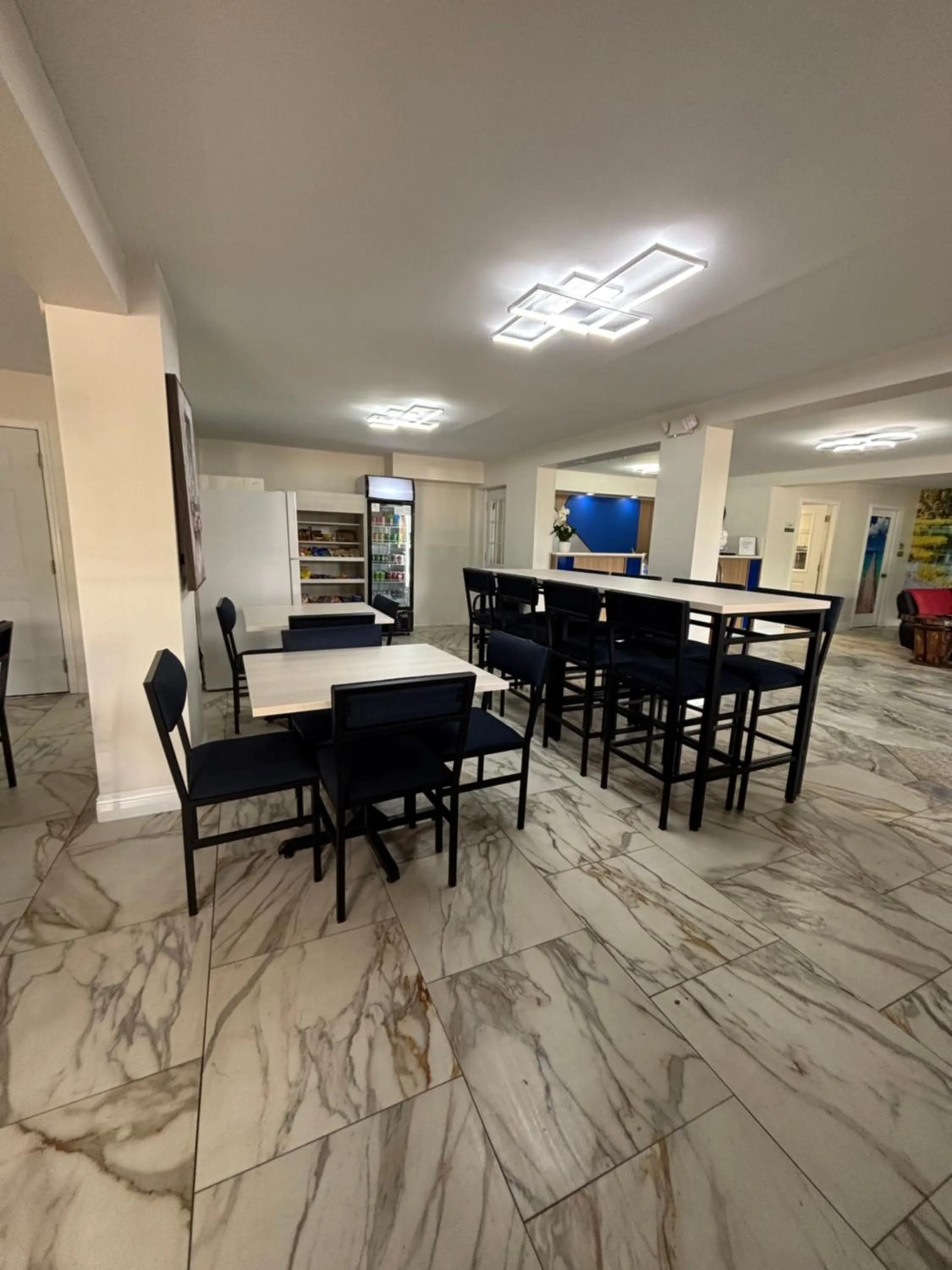 Communal lounge/ TV room in Alachua Inn