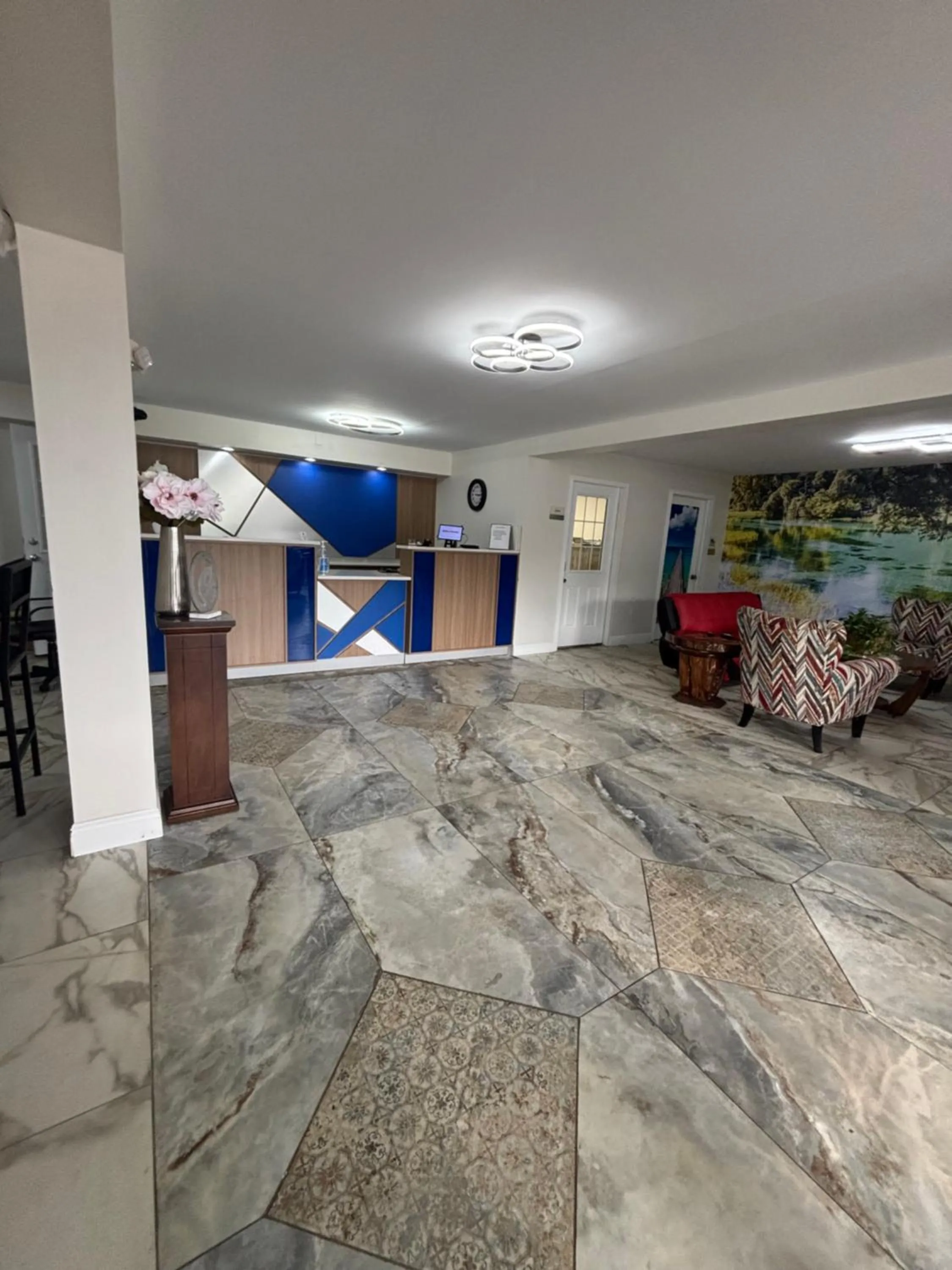 Communal lounge/ TV room in Alachua Inn