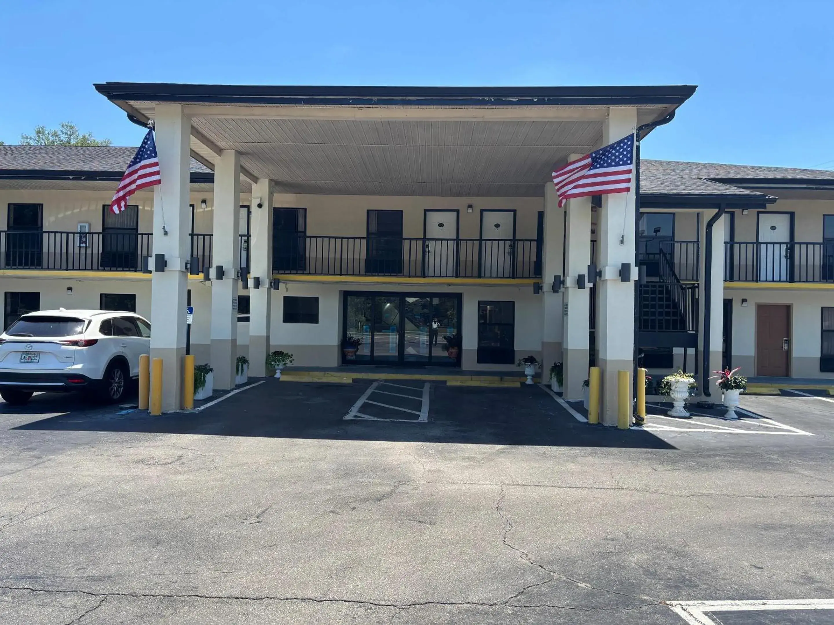 Property building in Alachua Inn Property building in Alachua Inn