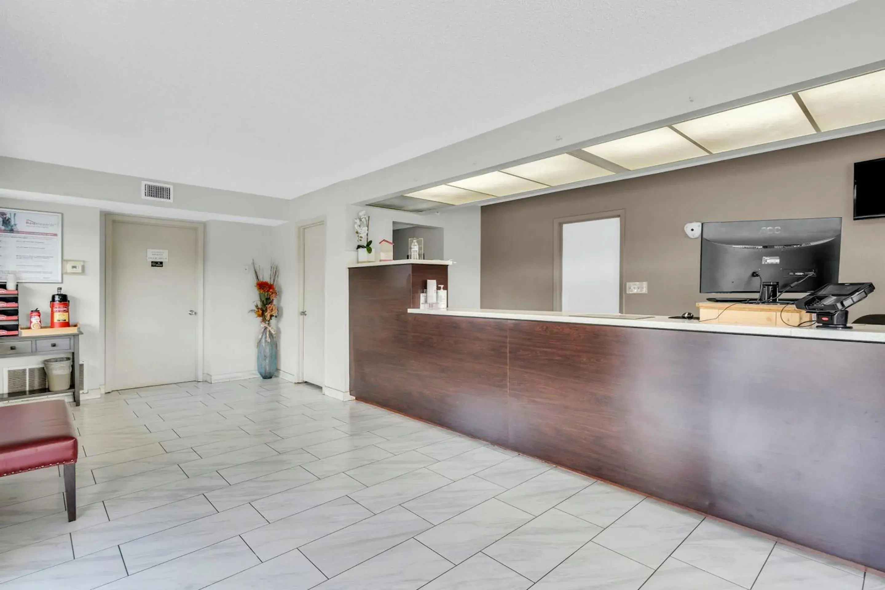 Lobby or reception in Red Roof Inn MacClenny Lobby or reception in Red Roof Inn MacClenny