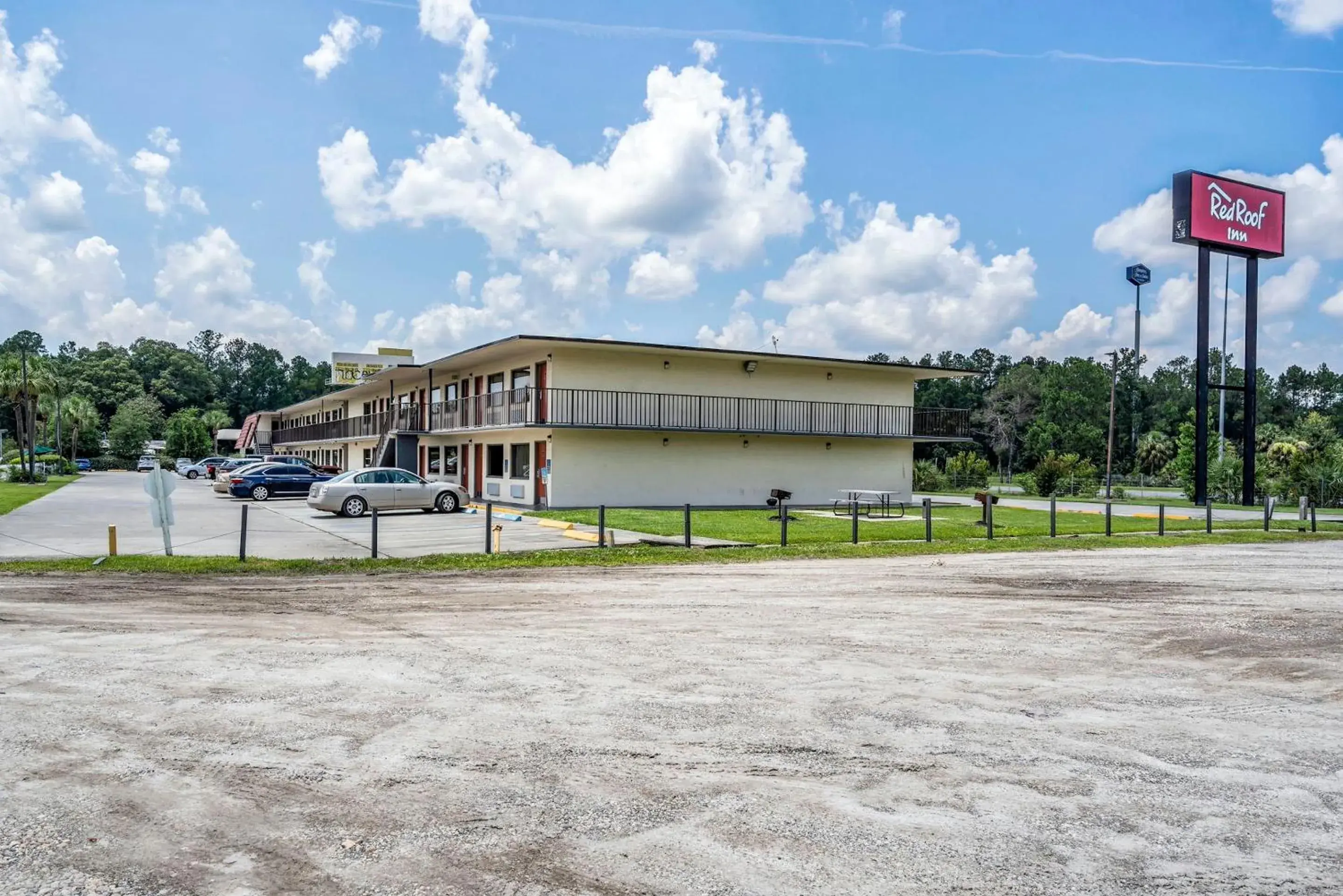 Property building in Red Roof Inn MacClenny Property building in Red Roof Inn MacClenny