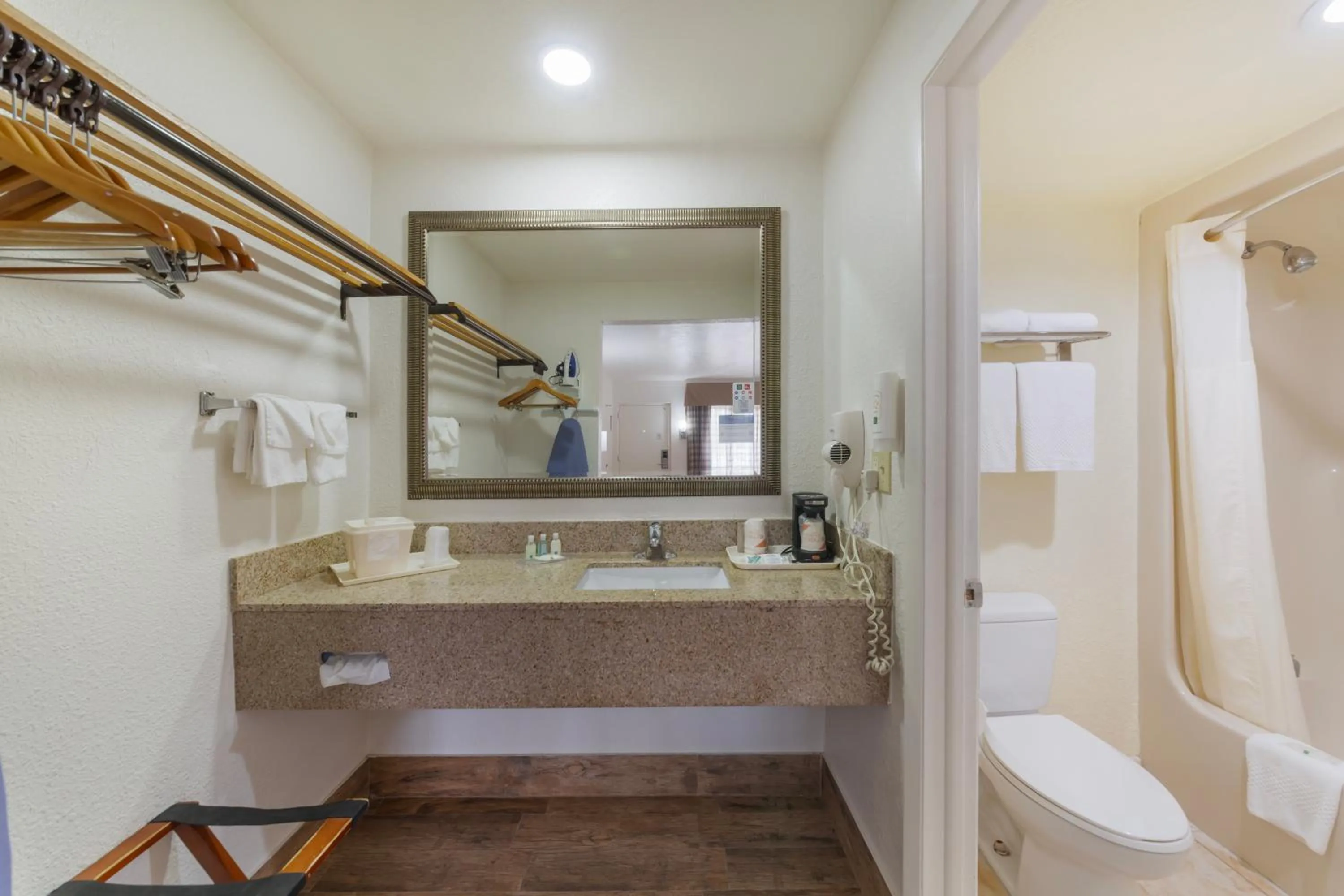 Shower in Quality Inn Florida City - Gateway to the Keys