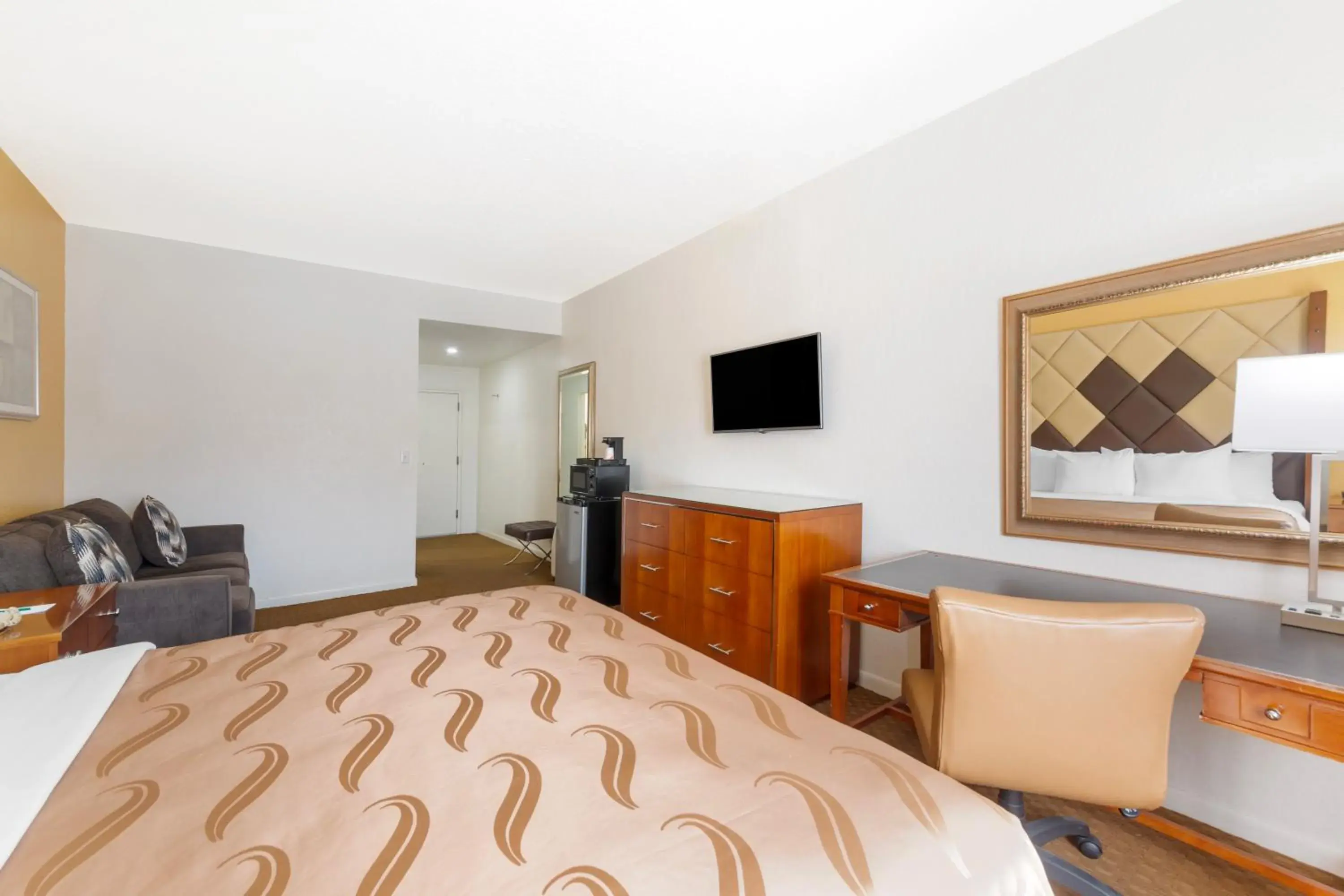King Room with Shower - Disability Access/Non-Smoking - Interior Hall in Quality Inn Florida City - Gateway to the Keys King Room with Shower - Disability Access/Non-Smoking - Interior Hall in Quality Inn Florida City - Gateway to the Keys