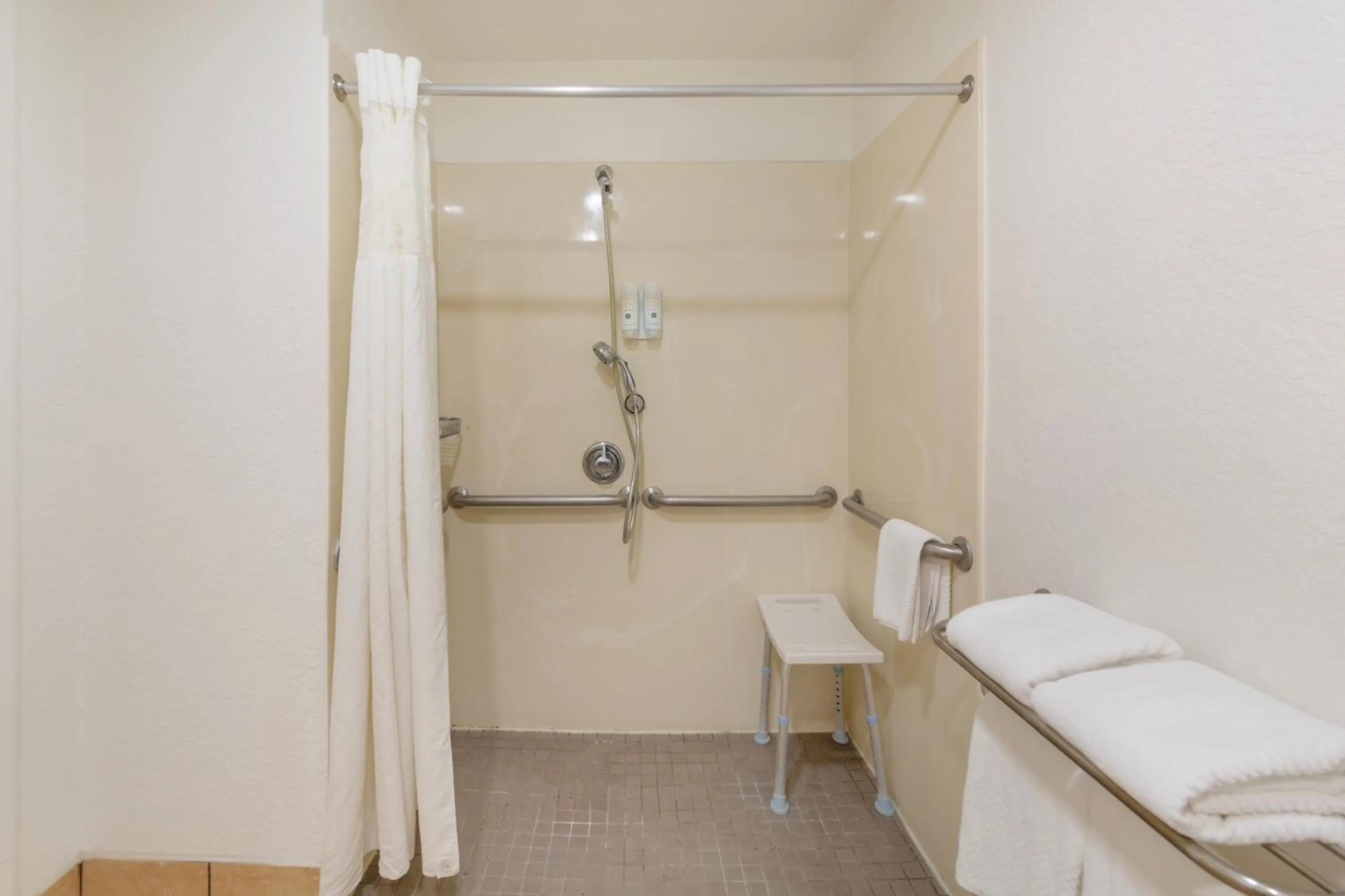 Shower in Quality Inn Florida City - Gateway to the Keys