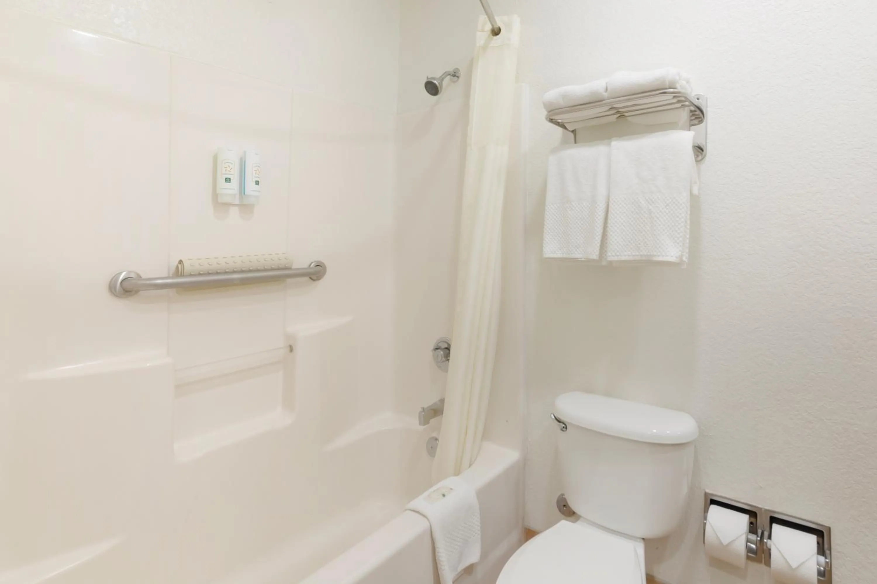 Shower in Quality Inn Florida City - Gateway to the Keys