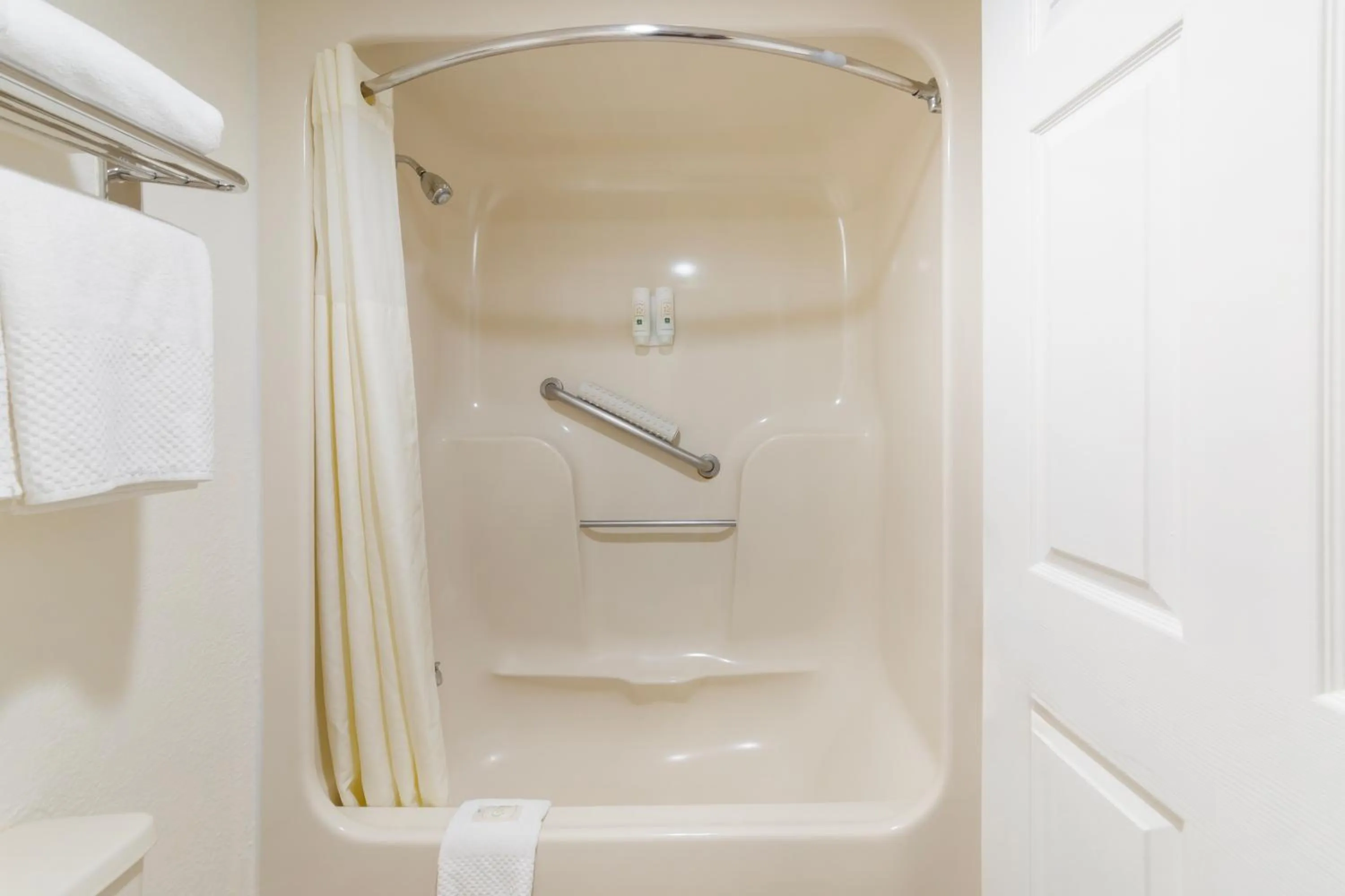 Shower in Quality Inn Florida City - Gateway to the Keys