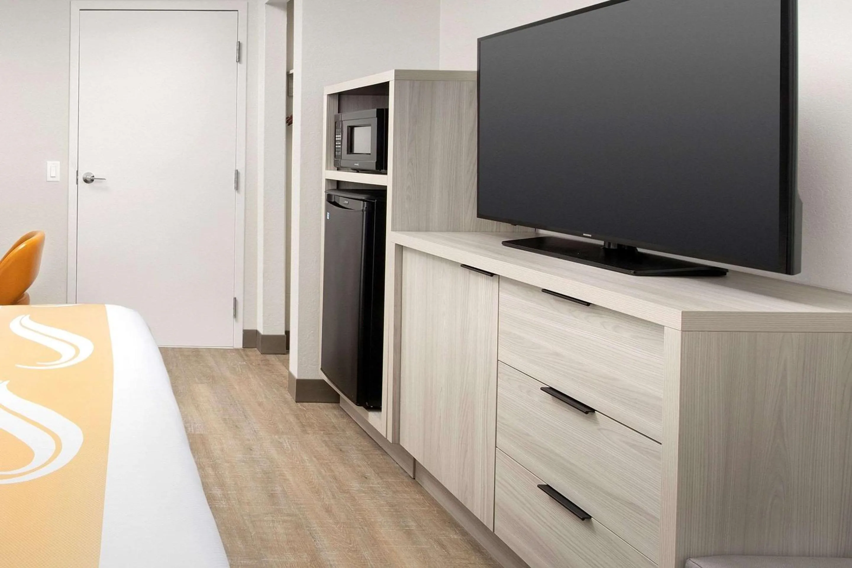 TV and multimedia, Bed in Quality Inn Atlantic Beach-Mayo Clinic Jax Area