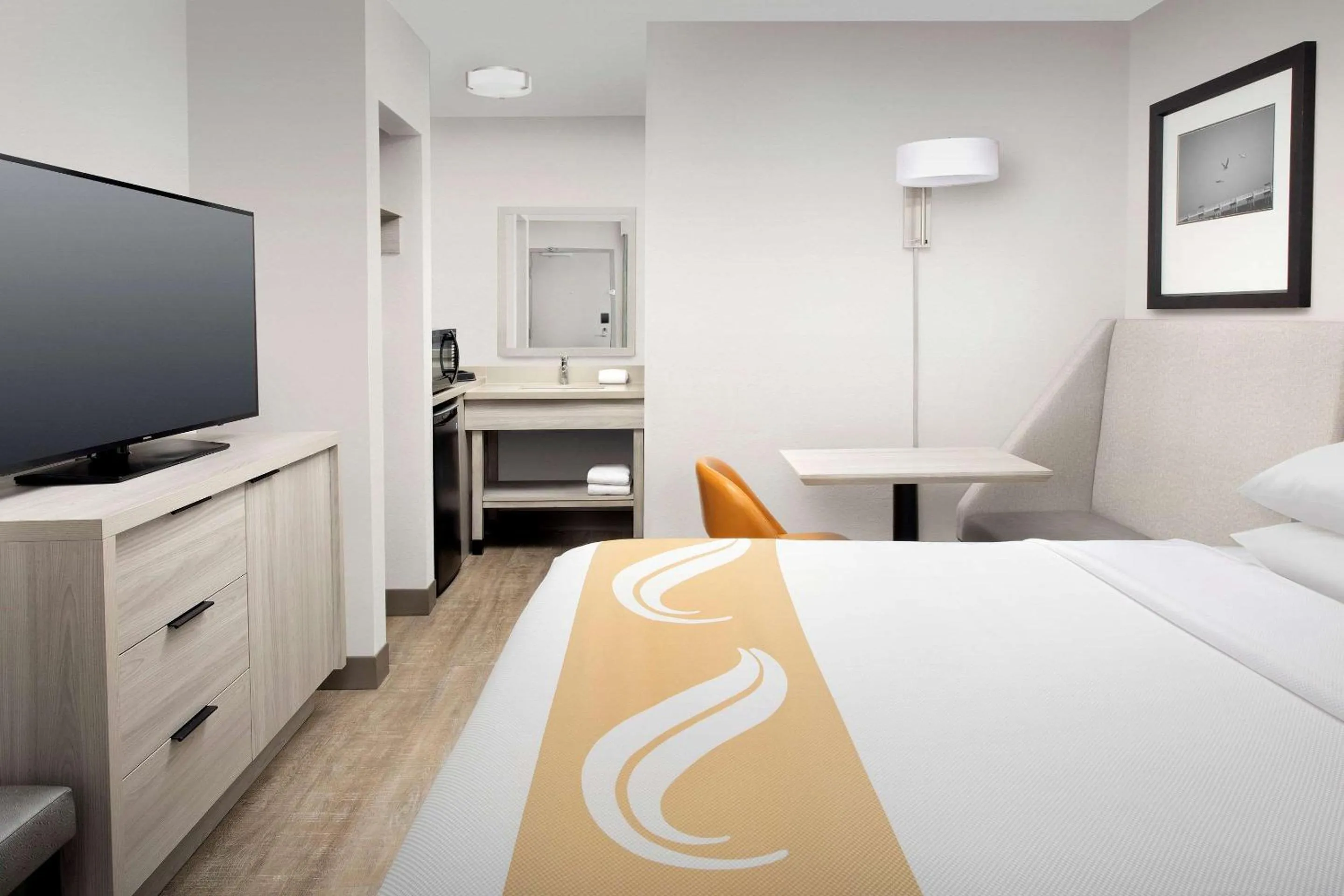 Photo of the whole room, Bed in Quality Inn Atlantic Beach-Mayo Clinic Jax Area