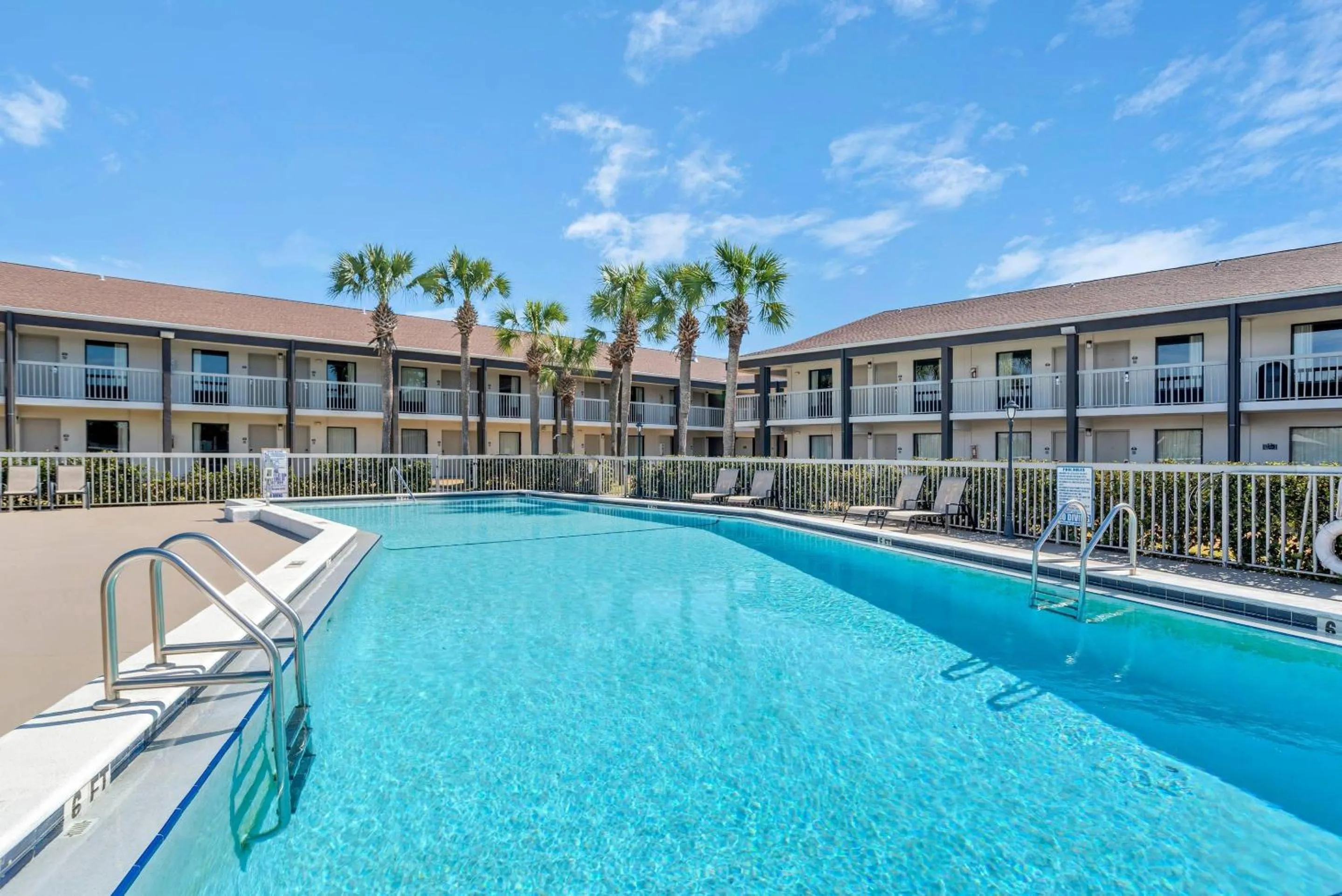 Swimming pool in Quality Inn Panama City North