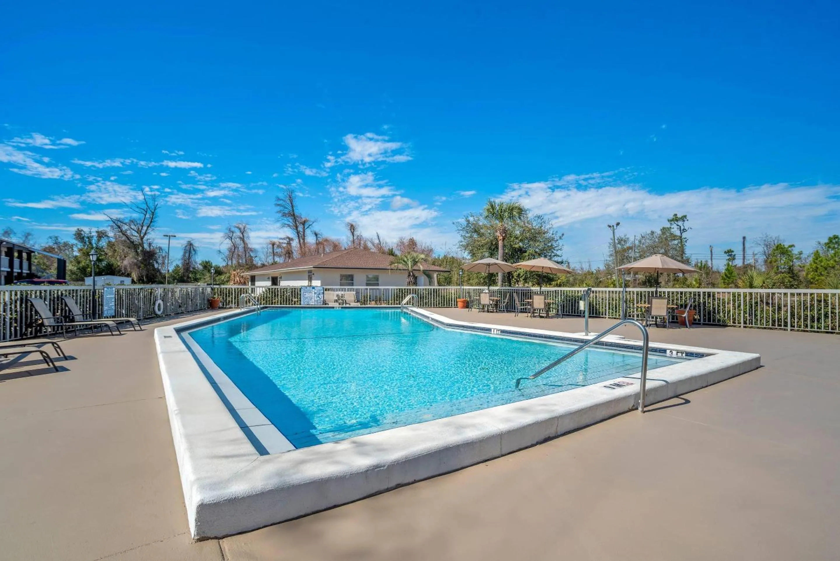 Swimming pool in Quality Inn Panama City North