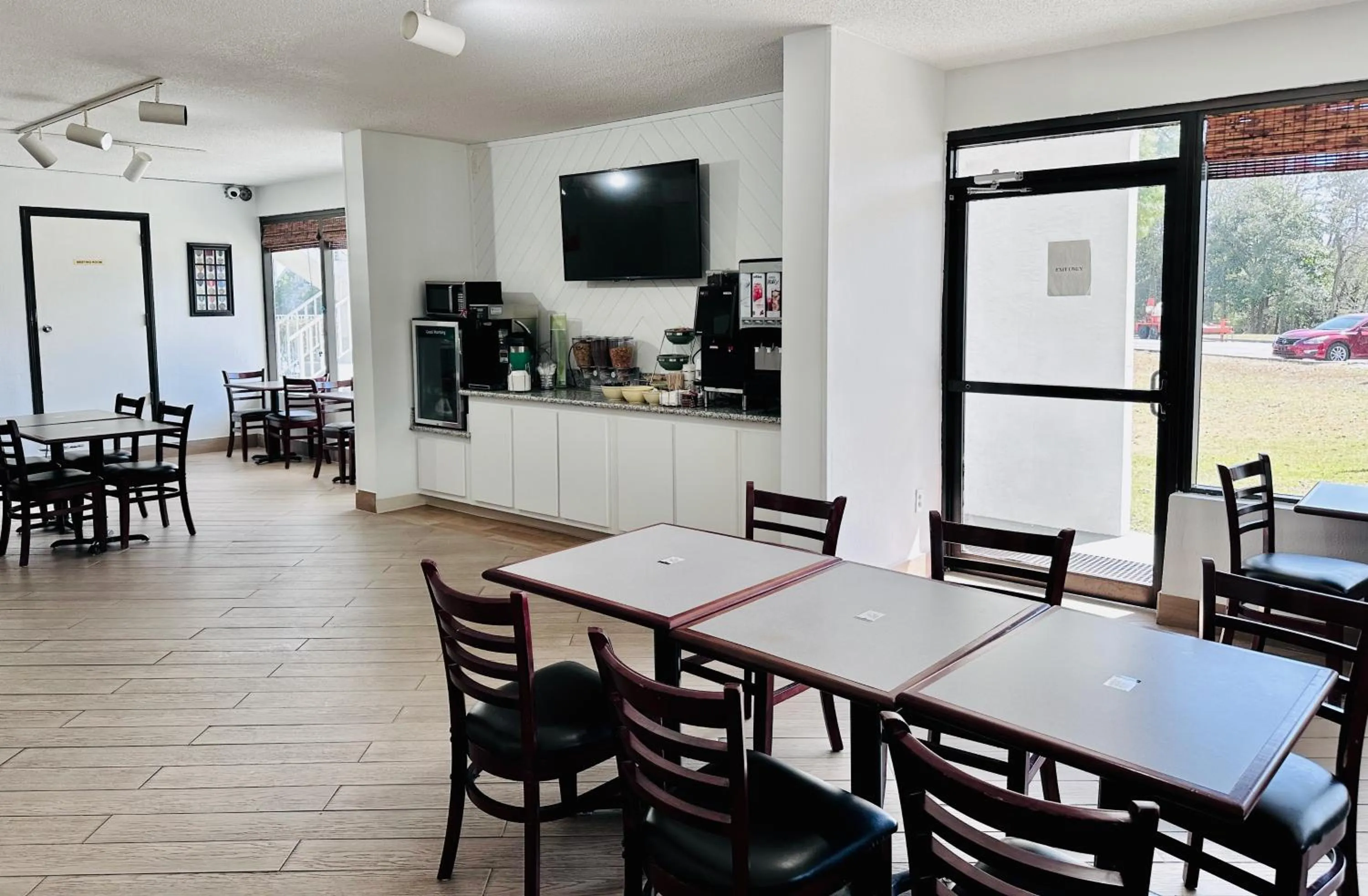 Communal lounge/ TV room in Days Inn by Wyndham Eglin AFB