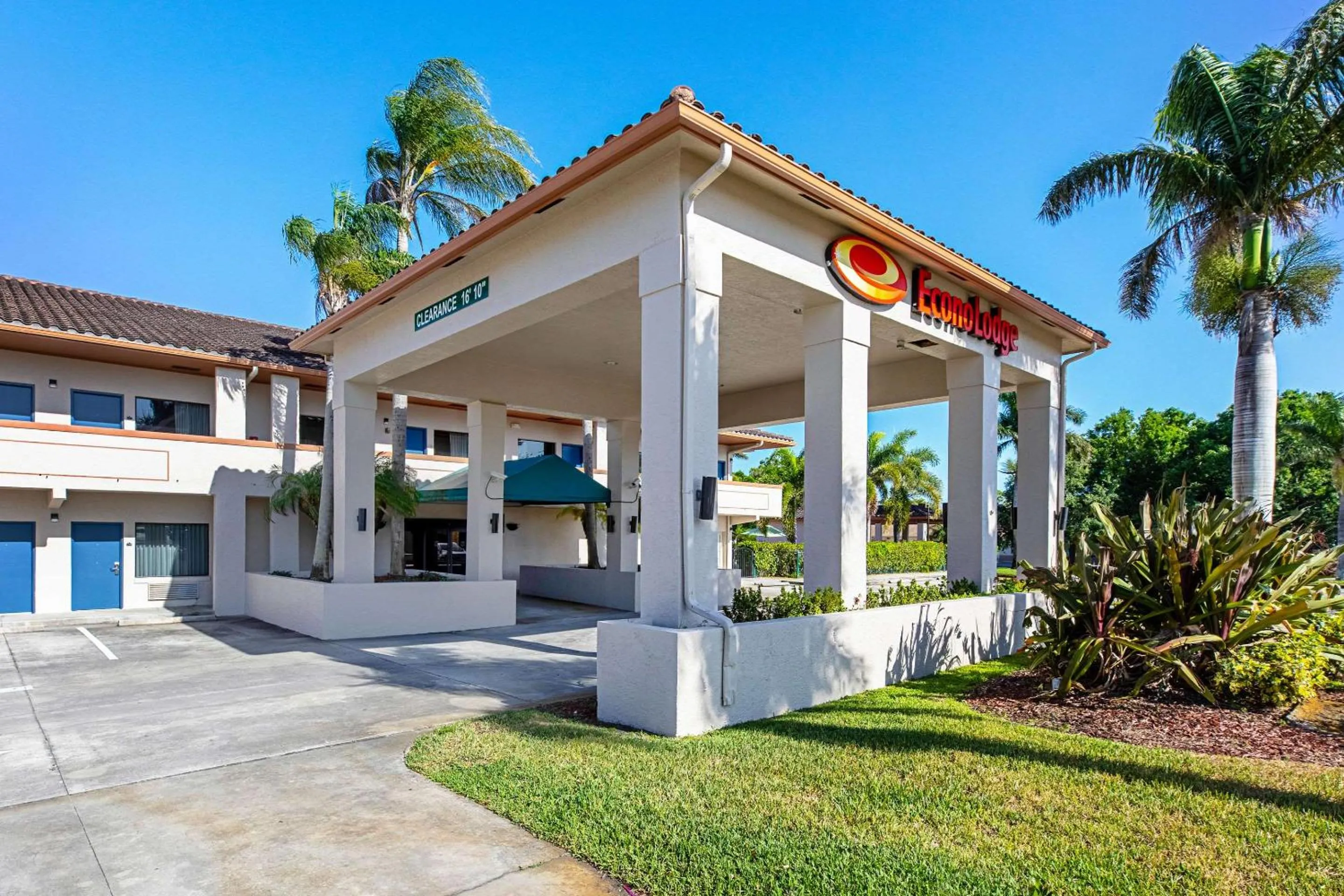 Property building in Econo Lodge Vero Beach - Downtown
