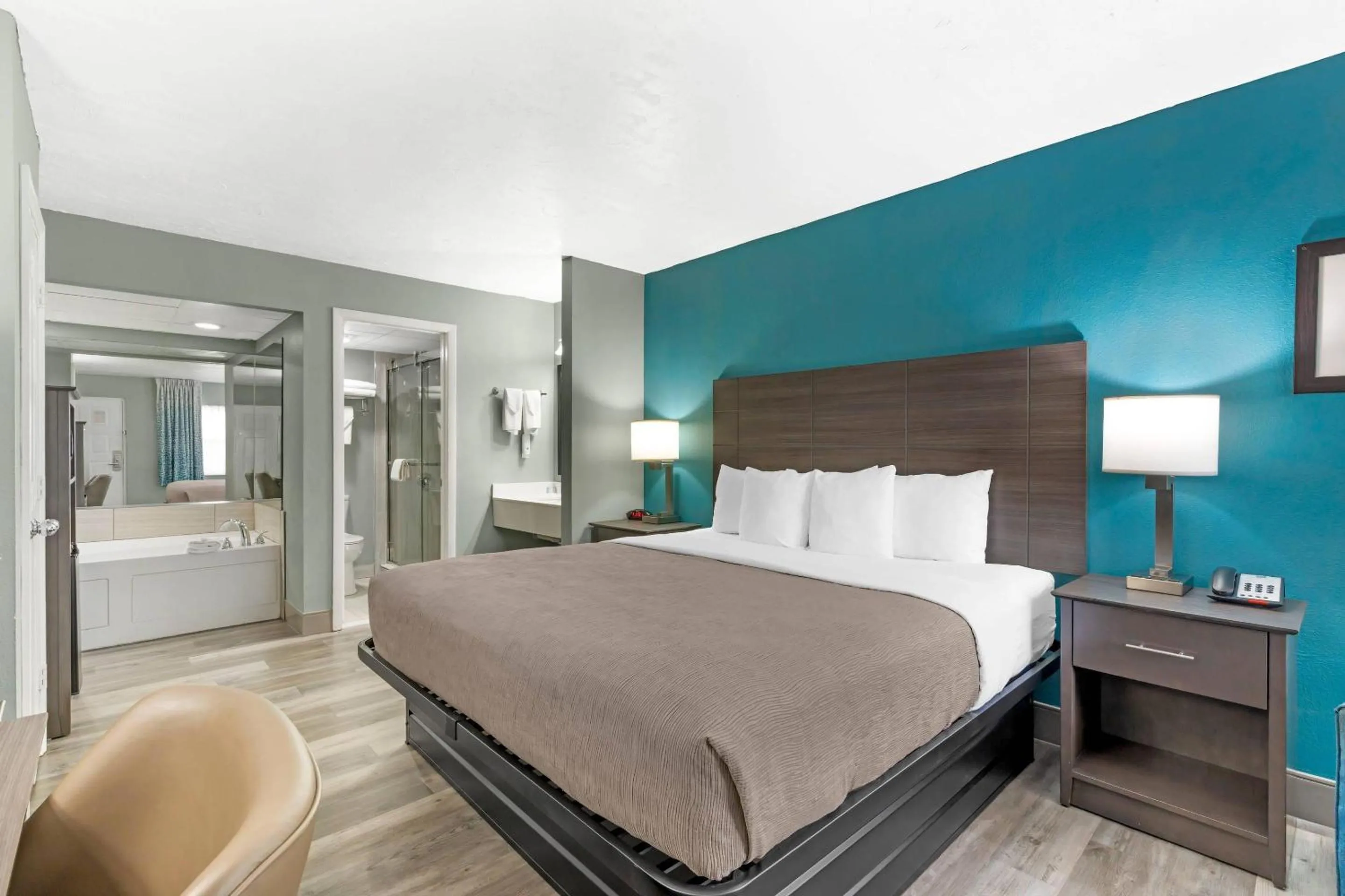 Bedroom, Bed in Quality Inn Bradenton North I-75