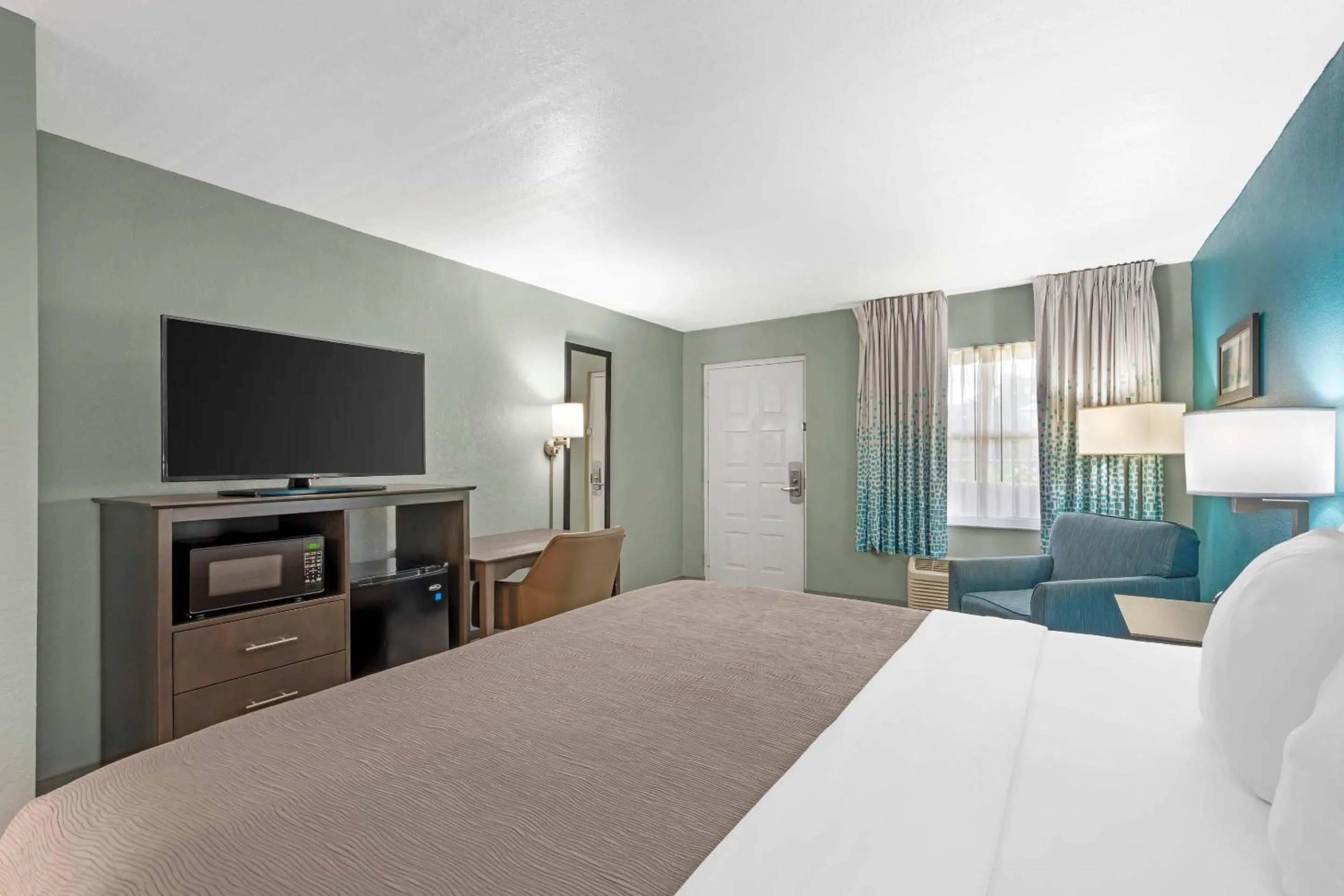 Bedroom, Bed in Quality Inn Bradenton North I-75