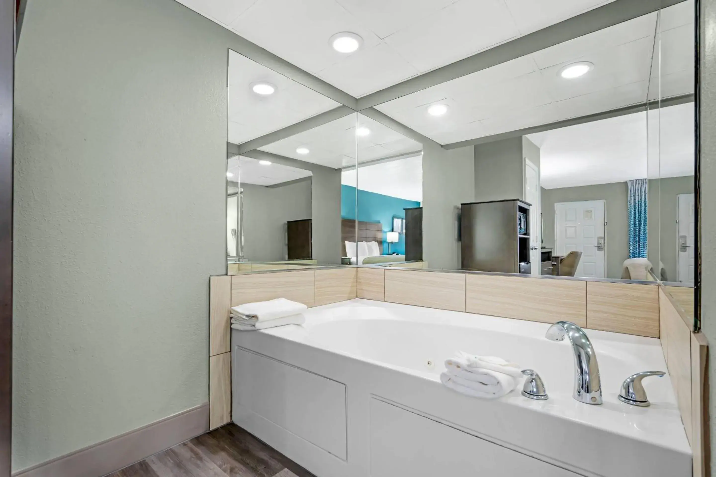 Bedroom in Quality Inn Bradenton North I-75 Bedroom in Quality Inn Bradenton North I-75