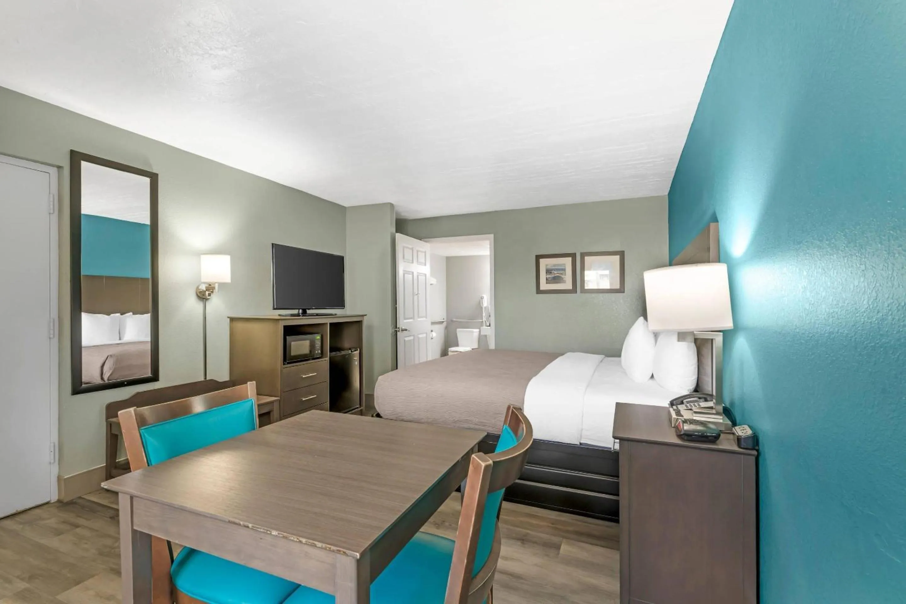 Bedroom, Bed in Quality Inn Bradenton North I-75