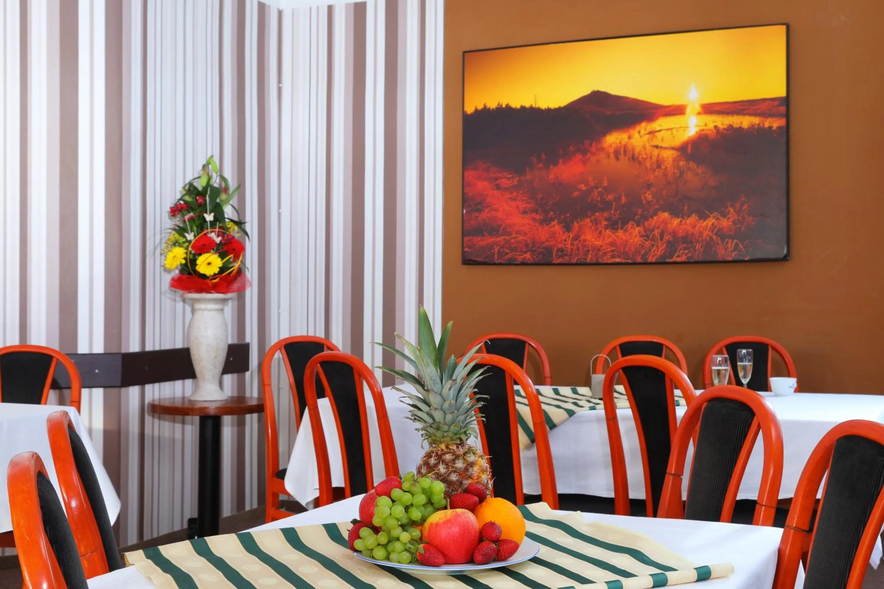 Restaurant/places to eat in Hotel Lenka