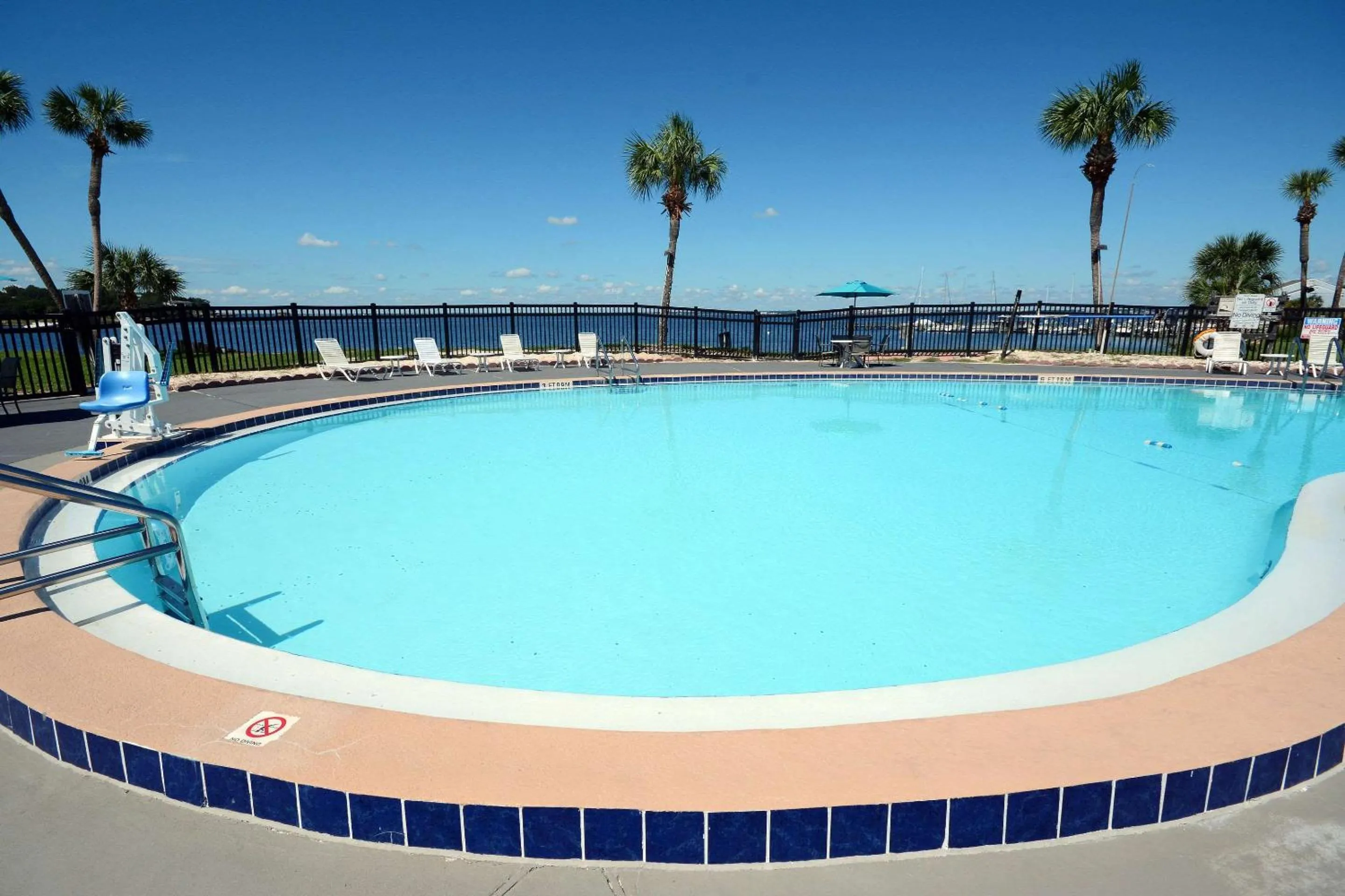 Swimming pool in Quality Inn & Suites Gulf Breeze Bayside near Pensacola Beach